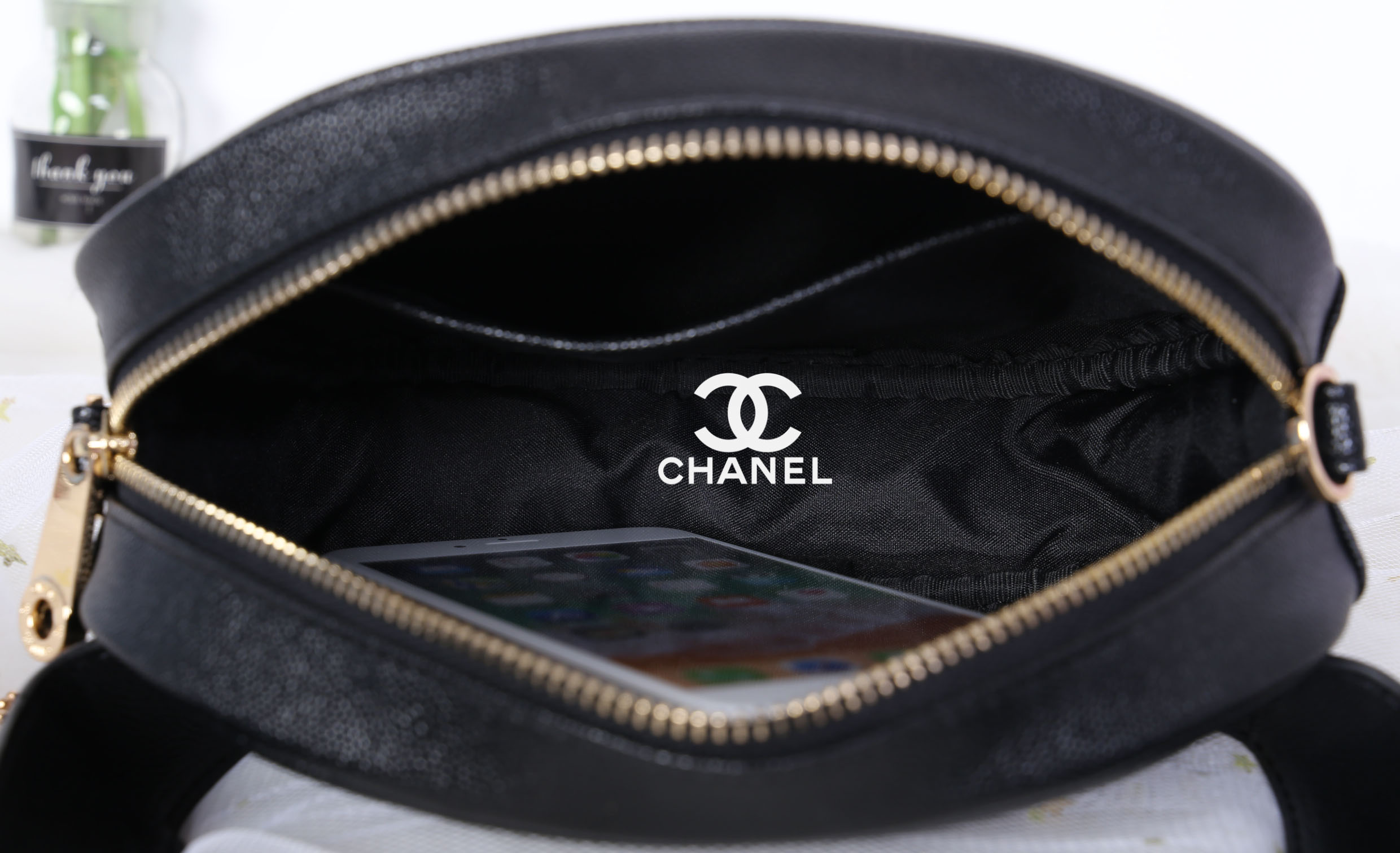 CHANEL waist and crossbody bag with 2 straps / Chanel Belt Bag กระเป๋าสะพาย หรือคาดเอวด้วยเข็มขัด วัสดุทำจากหนังพรีเมี่ยมลายคาเวียร์ทั้งใบด้านหน้ามีโลโก้แบรนด์