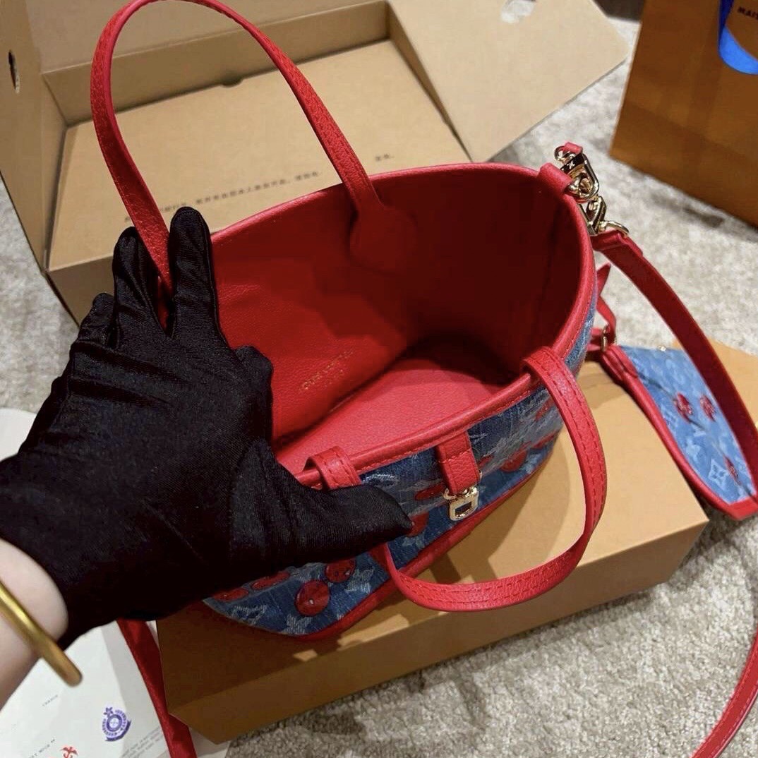 LV x TM Neverfull Inside Out BB Monogram cherry denim 20cm กระเป๋าสะพายทรงโท้ทพร้อมใบเล็กเข้าเซ็ท โดดเด่นมีชีวิตชีวา ด้วยเดนิมวินเทจปักลายเชอร์รี่สีสันสดใสสะดุดตาสะท้อนสไตล์ไอคอนิก