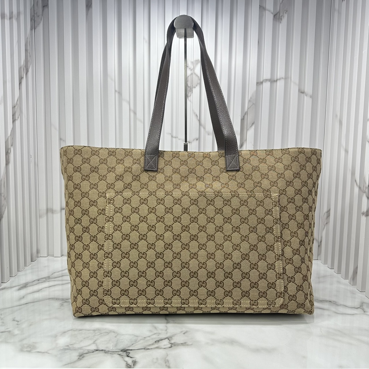 ORI หนังแท้ | GUCCI GG canvas maxi tote bag กระเป๋าสะพายทรงโท้ใบใหญ่ ผ้าแคนวาส GG สีเบจและสีน้ำตาลอีโบนี ซับในผ้าไนลอน ไอเท็มซิกเนเจอร์นำเสนอในคอลเล็กชั่น Fall Winter