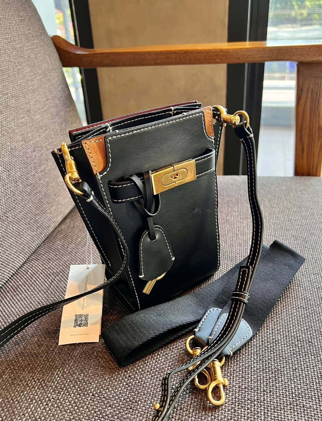 small TORY BURCH LEE RADZIWILL PEBBIED BAG ((139016)) แต่ใส่ได้จุ ขนาดพอดีลำตัว สวยมากๆค่ะ! ลุคหรูดูดีมากๆ กับกระเป๋าสะพายข้างจากTB รุ่นเล็ก