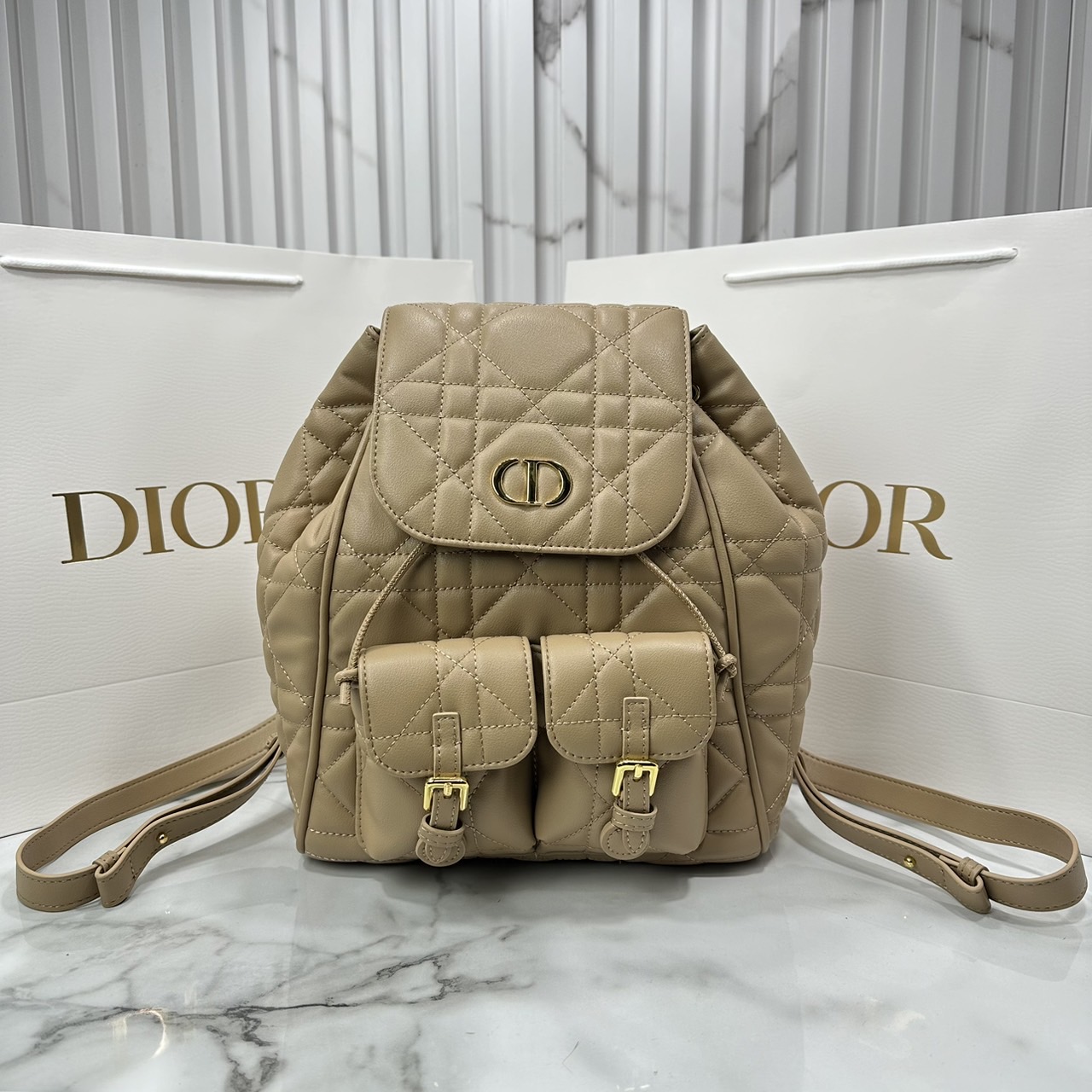 DIOR Medium Dior Caro Backpack Biscuit Macrocannage Leather กระเป๋าเป้สะพายหลังคาโร Cruise 2025 งานหนังเต็มใบ ดีไซส์ทันสมัยและสง่างาม ขนาดกลางใช้งานง่าย 🤍 สินค้าเกรดออริจินอล 1:1 หนังแท้ สลับแท้