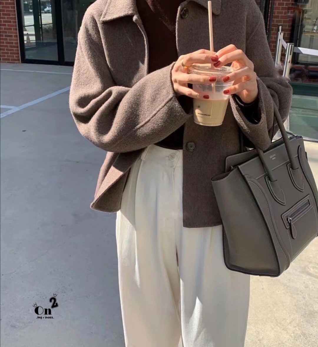 พร้อมส่งรุ่นยอดฮิต!! CELINE HANDLE BAG VIP / Celine Nano Luggage Bag กระเป๋าหนังแท้ ขนาดกำลังดี เปิดปิดด้วยซิปอะไหล่ทองมีที่จับหนัง ด้านในกว้าง มาพร้อมช่องซิปอีกช่อง เป็นอีกทรงที่ฮิตมานานข้ามปี มาพร้อมสายยาวสะพายแบบ CROSSBODYได้ หรือจะถือออกงานก็สวยหรูอีก