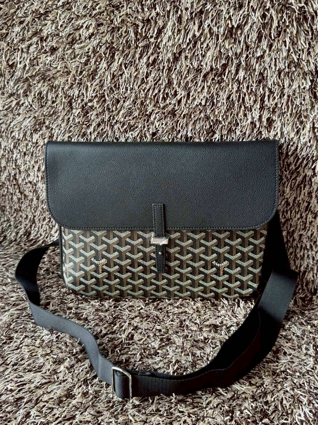 ORI หนังแท้ | Goyard Coursier Messenger bag กระเป๋าทรงแมสเซ็นเจอร์ดีไซน์ใหม่เพรียวบาง น้ําหนักเบากะทัดรัด ภายในมีช่องหลักขนาดใหญ่และกระเป๋า มีช่องด้านหลังสําหรับจัดเก็บสิ่งจําเป็นในชีวิตประจําวัน