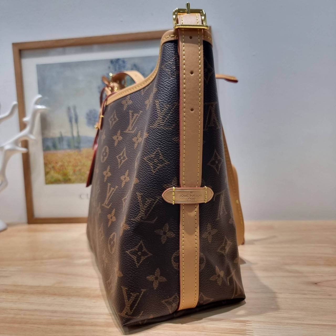 LV CARRYALL BAG ใหม่ล่าสุด รุ่นลิมิเต็ดที่สาวๆตามหา กระเป๋าสะพายไหล่ทรงสวย ดีไซน์เรียบง่ายคลาสสิค หรู ดูผู้ดี รูปทรงใช้งานง่าย มาพร้อมใบลูก ไว้เก็บของจุกจิก