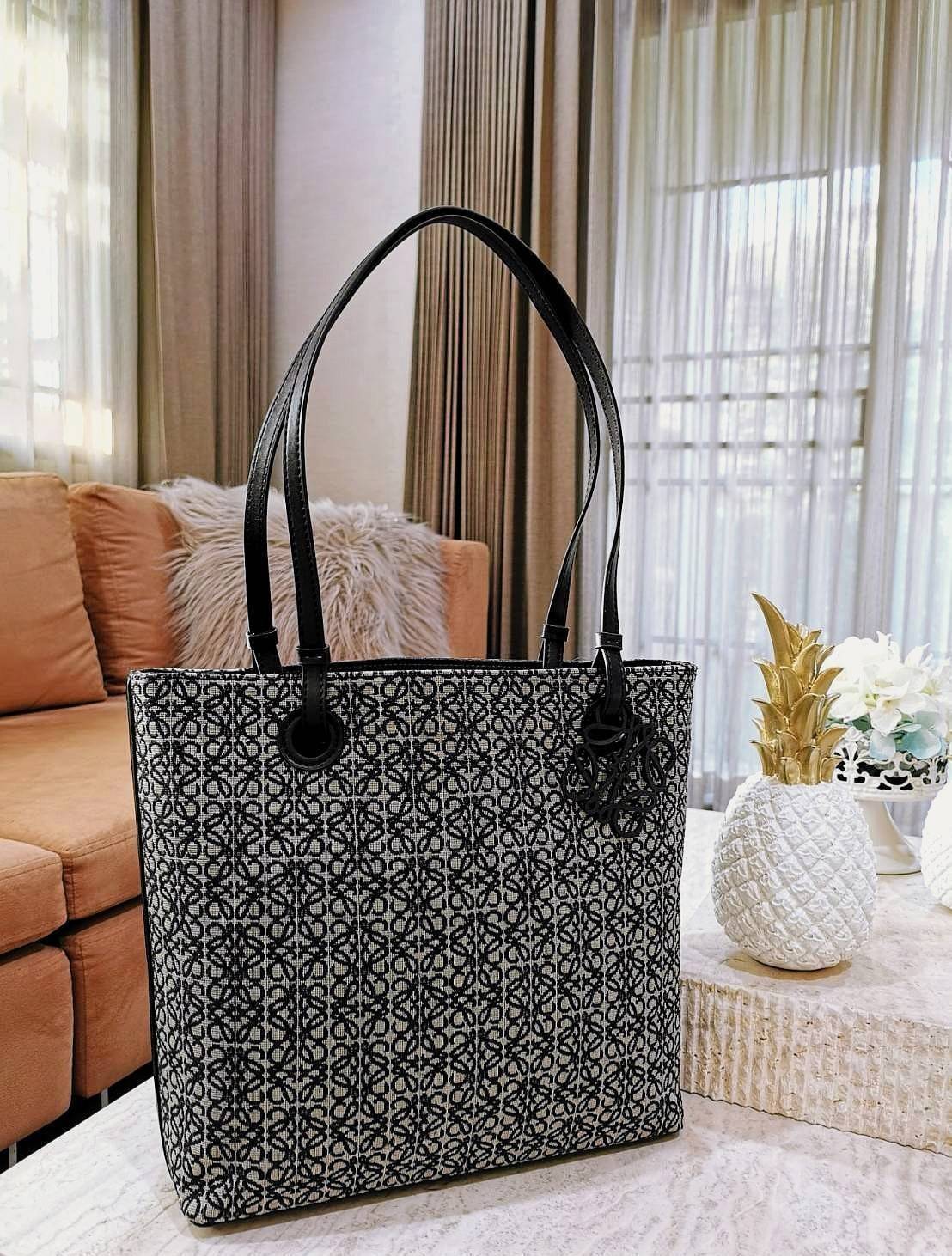 LOEWE ANAGRAM TOTE BAG VIP GIFT WITH PURCHASE GWP พรีเมี่ยมกิ๊ฟ Limited จาก LOEWE PERFUME DUTYFREE ไอเท็มใหม่! ดีไซน์สวยคงเอกลักษณ์ด้วยวัสดุ Anagram Canvas Jacquard Fabric ผสมผสานหนังแท้ Calfskin ลงตัวสุดคลาสสิค ขนาดกำลังดี น้ำหนักเบา ใส่เอกสาร A4 Noteboo