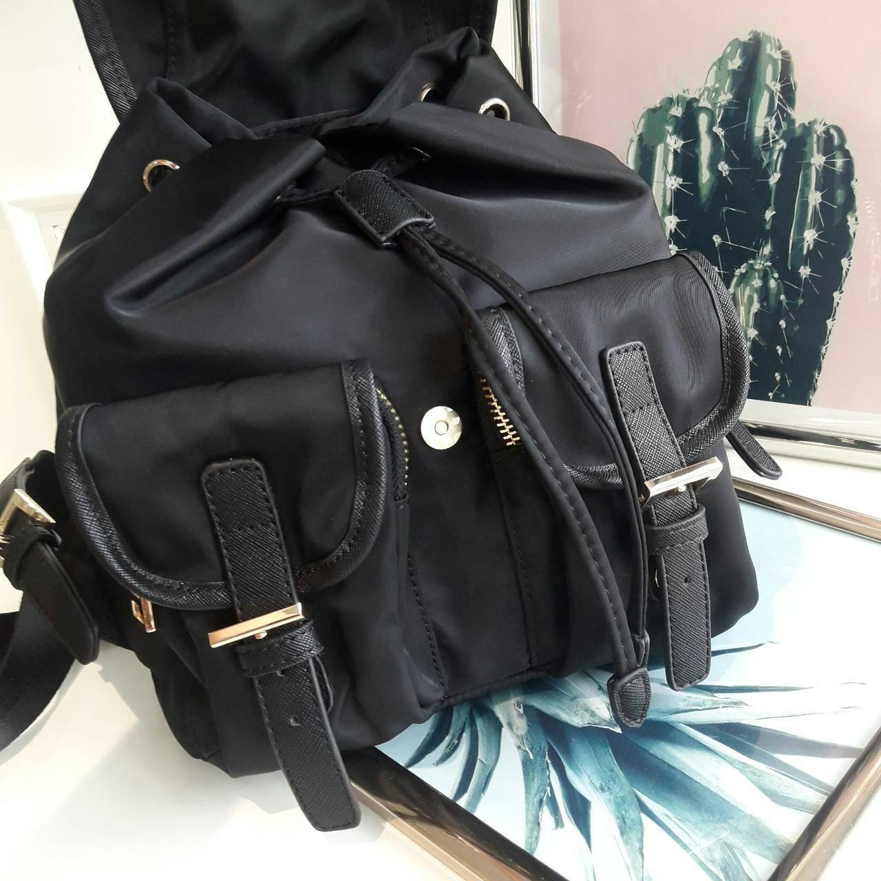 PRADA MINI BACKPACK with chain กระเป๋าเป้ size mini premium gift จากแบรนด์ Prada ขนาดกำละงน่ารัก ปรับสะพายได้หลายทรง วัสดุ nylon เปิดปิดด้วยกระดุมแม่เหล็ก ด้านหน้ามีช่องเล็ก น้ำหนักเบา ภายในมีช่องเล็ก และช่องซิป จุได้เยอะ ซับได้ 100& polyester มีหูหิ้วจับ