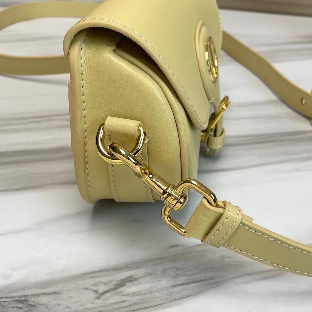 หนังแท้ DIOR BOBBY EAST-WEST BAG พร้อมส่งที่ไทย งานหนังแท้ทั้งใบเกรดออริจินอล ภาพสินค้าถ่ายจากงานขายจริง ใช้งานต่างประเทศได้ รุ่นใหม่ในฤดูกาลนี้ เพิ่มความทันสมัยให้กับซิลลูเอทของ Hobo ผ่านเส้นสายที่สง่างามและสัดส่วนที่กลมกลืนกัน สไตล์หนังลูกวัว โดดเด่นด้ว