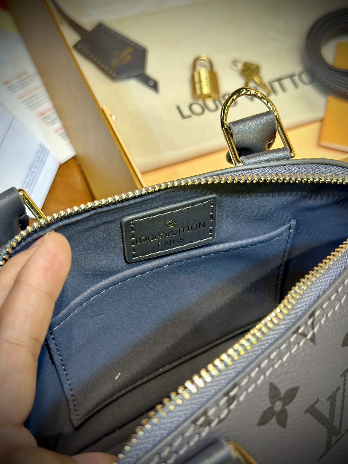 LV Alma BB Gris Trianon bag กระเป๋าสะพายสีใหม่โทนเทา เอกลักษณ์สะท้อนความเลอค่าสง่างาม เกรดออริ ใช้งานต่างประเทศได้
