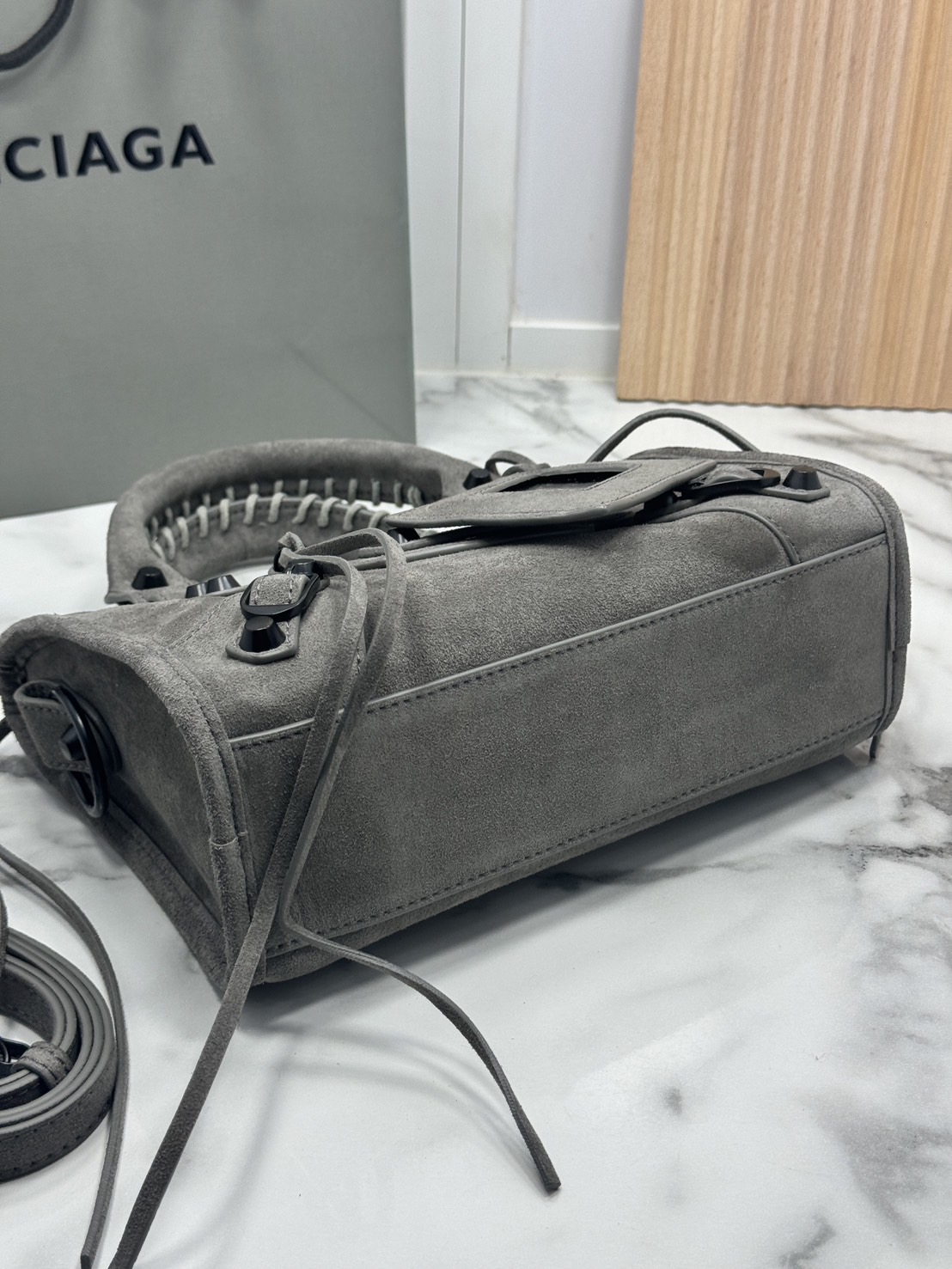 ORI หนังแท้ | Balenciaga Le City suede bag กระเป๋าถือ/สะพายข้างดีไซน์โดดเด่นสวยเท่ล้ำสมัย ใหม่ล่าสุดงานหนังกลับที่สุดแห่งความไอคอนิกไม่เหมือนใคร มีกิมมิคและลูกเล่นแพรวพราว