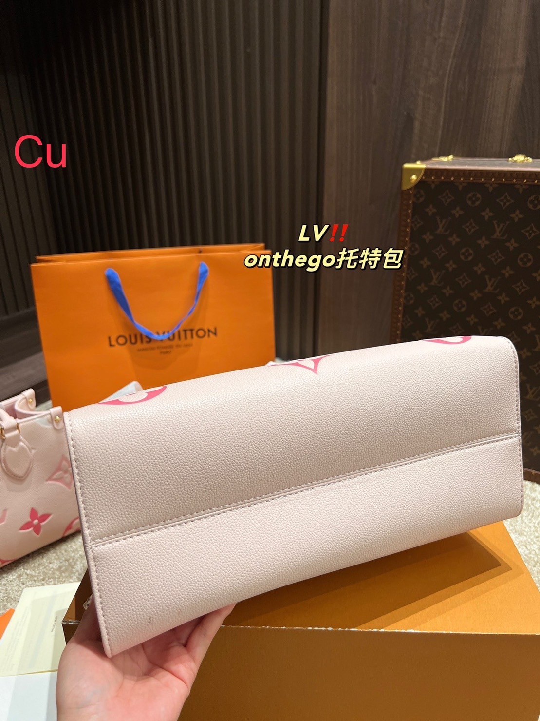 พร้อมส่ง 2 ไซส์ 2 สี โทนพาสเทล 💖💖 LV OnTheGo Leather Handbag / LV Tote Crossbody Bag กระเป๋าทรงโท้ทเวอร์ชั่นดั้งเดิม งานหนังเต็มใบ โทนสีพาสเทลละมุน ปั้มโลโก้ไล่สีเป็นเอกลักษณ์