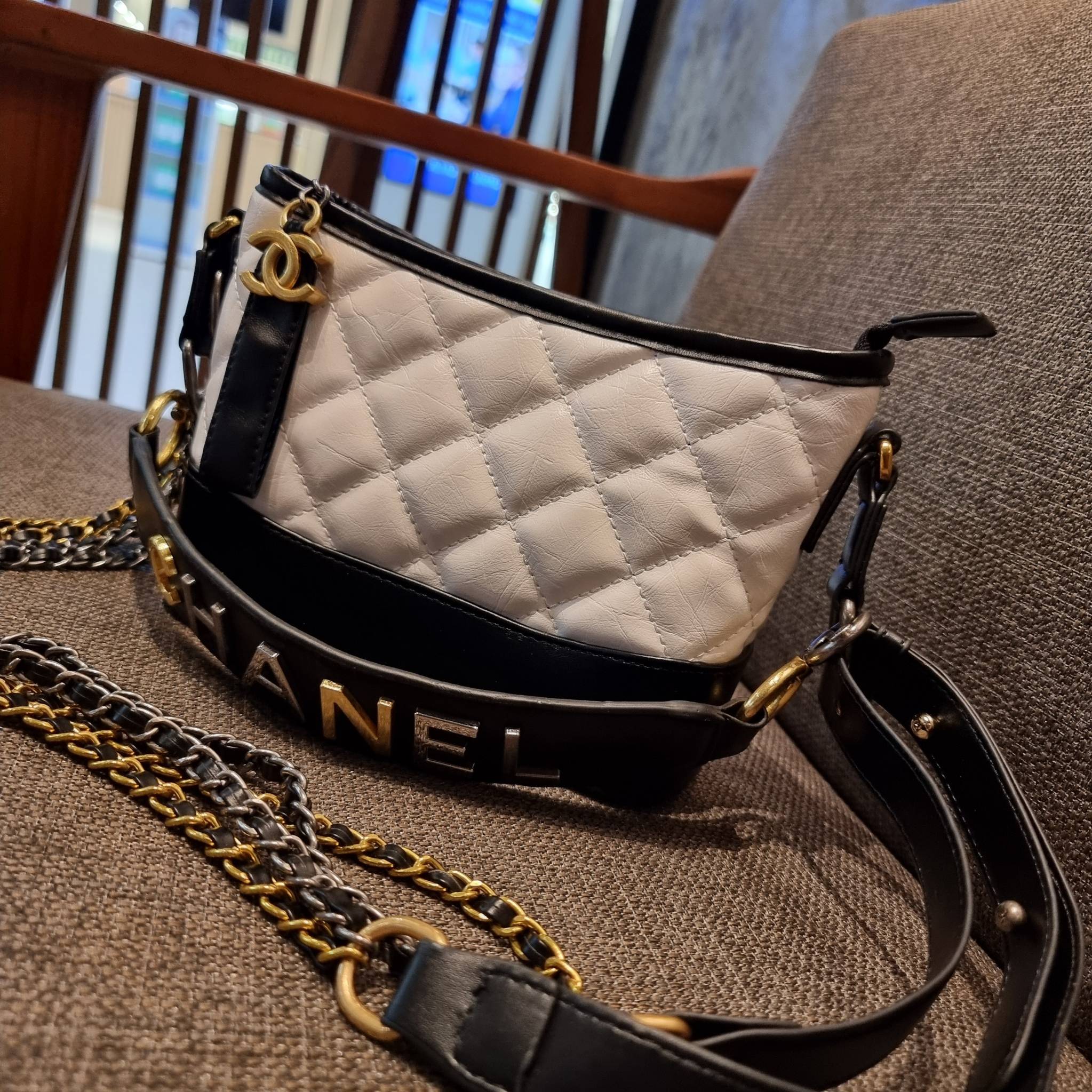 8" CHANEL SHOULDER BAG / CHANEL GABRIELLE HOBO BAG ไซส์คลาสสิค กระเป๋าสะพายข้าง/ไหล่ หนังสังเคราะห์ นิ่ม หรู มาพร้อมพวงกุญแจสัญลักษณ์แบรนด์ พิเศษ!! สายคล้อง jumbo font เพิ่มดีเทลความแพง อะไหล่พร้อมโซ่สะพายสีทองสลับสีเงินรมดำ สามารถสะพาย crossbody หรื