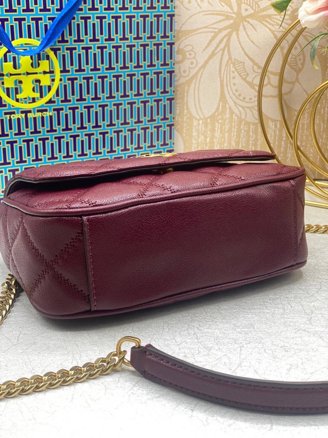 Tory Burch Willa Mini Top Handle Bag พร้อมส่งที่ไทย ใบจริงคือสวยสุดดไปเลยค่าา! กระเป๋าสะพายข้างหรือหิ้วก็เก๋ไปอีกเลยค่ะ! หนังอย่างดี ลายนวมนิ่มมือดีมากค่ะ ด้านหน้ามีอะไหล่โลโก้แบรนด์