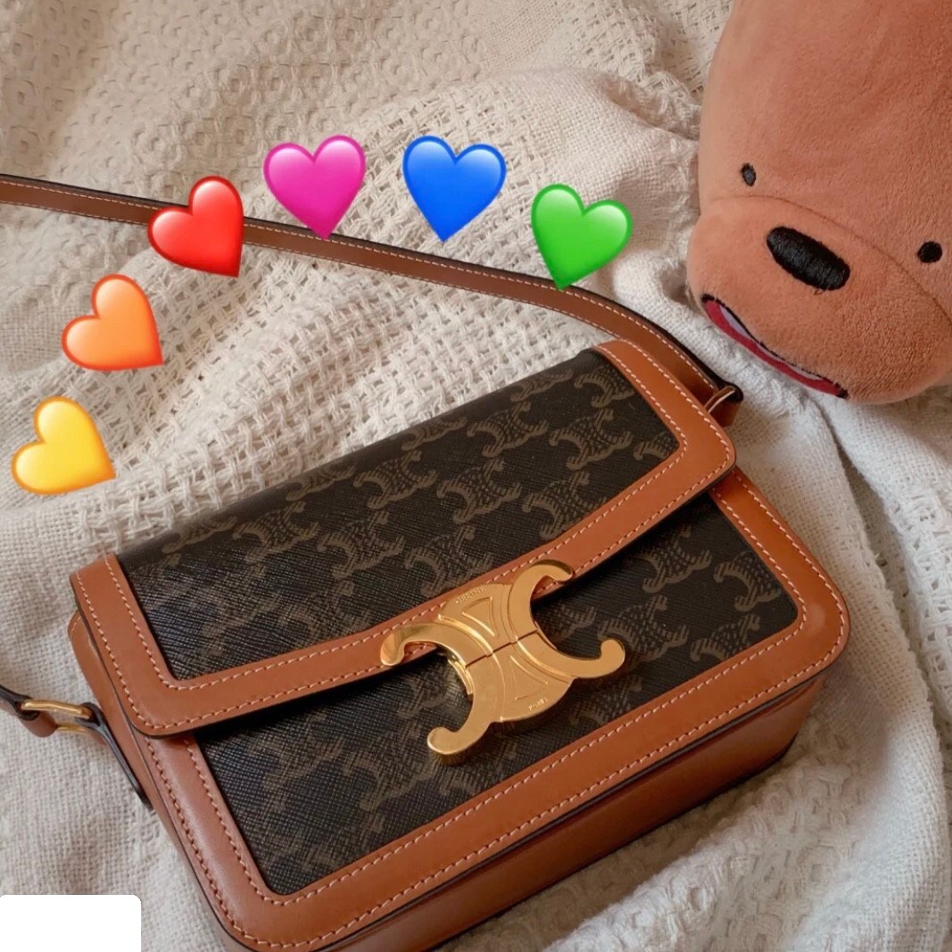 พร้อมส่งรุ่นขายดี!! CELINE CROSSBODY VIP GIFT WITH PURCHASE GWP กระเป๋าพรีเมี่ยมกิ๊ฟ Limited จาก PARFUME DUTYFREE COUNTER สวยอยู่ทรงเปิดปิดด้วยตัวล้อคด้านหน้า ภายในมีช่องใส่ของหลัก พร้อมช่องซิป ใส่กระเป๋าสตางค์กลาง + มือถือได้ ทรงนี้กำลังมาแรงมาก แมชต์ลุค