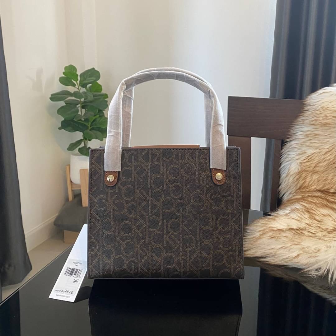 CALVIN KLEIN JEANS crossbody bag กระเป๋าถือหรือสะพาย ลายซิกเนเจอร์แบรนด์ทั้งใบ มีหูจับสำหรับถือ เปิด-ปิดกระเป๋าด้วยกระดุมแม่เหล็ก ด้านในโล่งกว้างมีช่องเล็กและช่องซิปสำหรับใส่ของจุกจิก ซับในลายแบรนด์อย่างดี มาพร้อมสายสะพายยาวปรับระดับได้ สามารถใช้ได้หลากหล