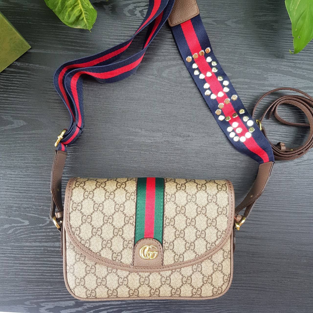 GUCCI Ophidia mini GG shoulder bag กระเป๋าถือ กระเป๋าสะพายทรงสวย ดีไซน์ที่เป็นเอกลักษณ์ จะถือเป็นครัช สะพายไหล่ หรือครอสบอดี้ก็สวยลงตัวได้ทุกสไตล์