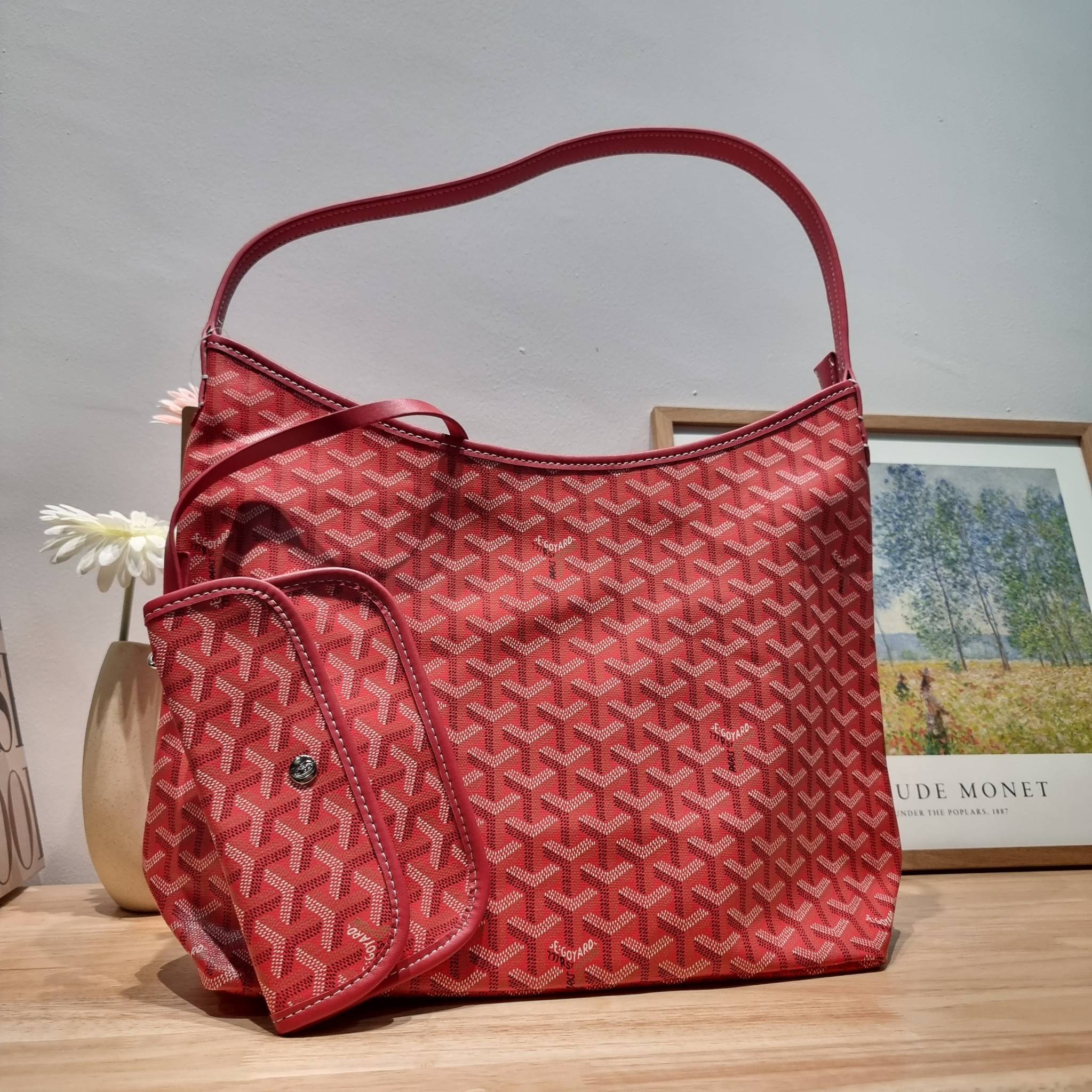 GOYARD BOHEME HOBO BAG / GOYARD HOBO กระเป๋าสะพายทรงโฮโบ ใบใหญ่จุใจ!! มาครบสีขายดี เลิศทุกสี รูปทรงคลาสสิค ดีไซน์เป็นเอกลักษณ์ วัสดุหนังแคนวาสพิมพ์ลายสวยคม ปากกระเป๋ามีซิปเปิด-ปิดกันของหล่นได้ ภายในโล่งกว้างมาก มาพร้อมสายคล้องในตัว ทนทาน สะพายสวยๆได้ทุกวั