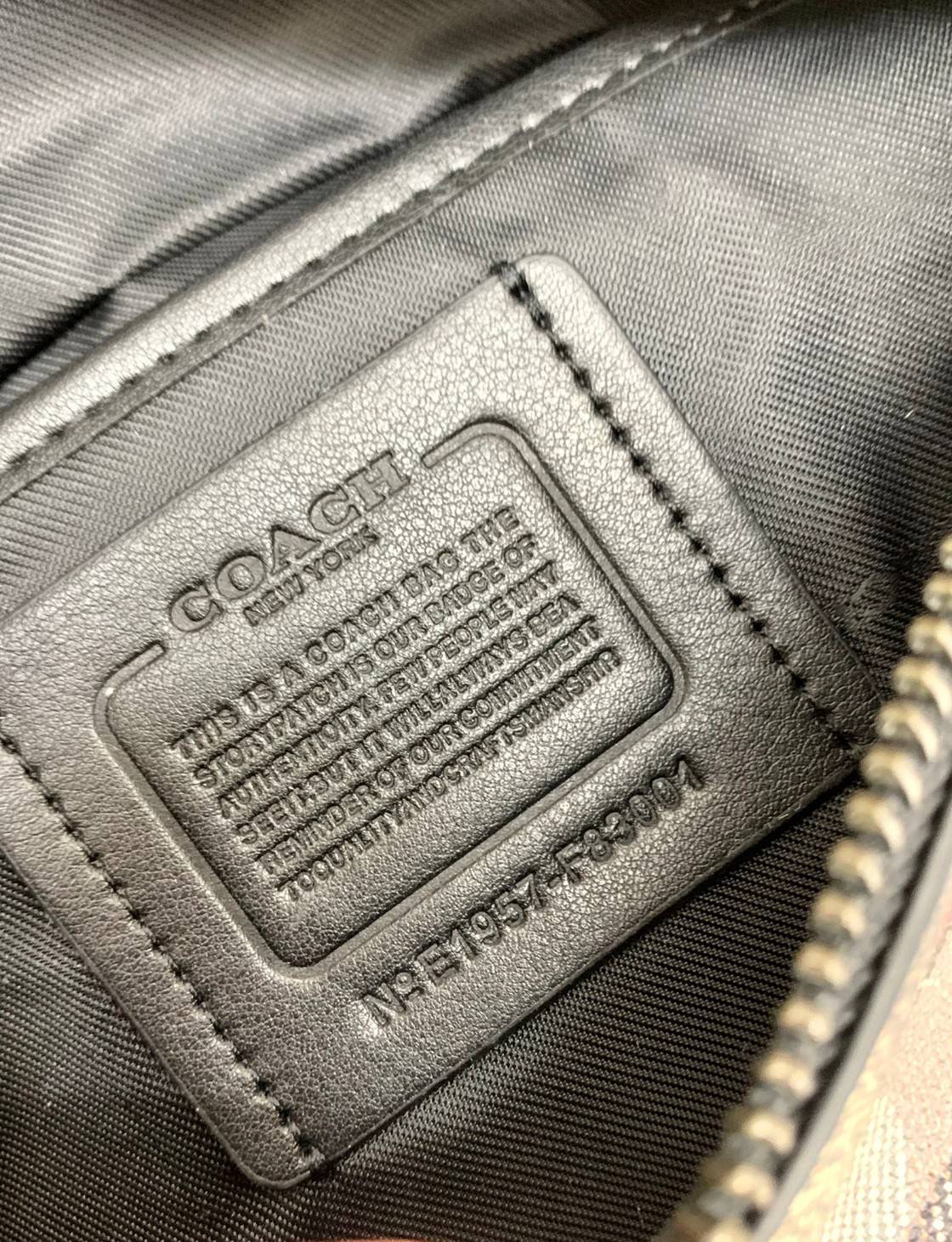 OUTTLET 】COACH WARREN BELT BAG IN SIGNATURE WITH PLAID PRINT ใบใหญ่คะ! ((83001)) สีเข้าใหม่ เอาใจวัยโจ๋ไปเลยจ้าา กระเป๋าคาดอกด้านหน้า//คาดไปทางด้านหลัง//หรือคาดเอวได้ ตามแต่ความถนัดได้เลยนะคะ หนังแท้ ด้านหน้าปริ้นลายสก๊อต+โลโก้แบรนด์ ได้สวยงามมากค่ะ กระเป