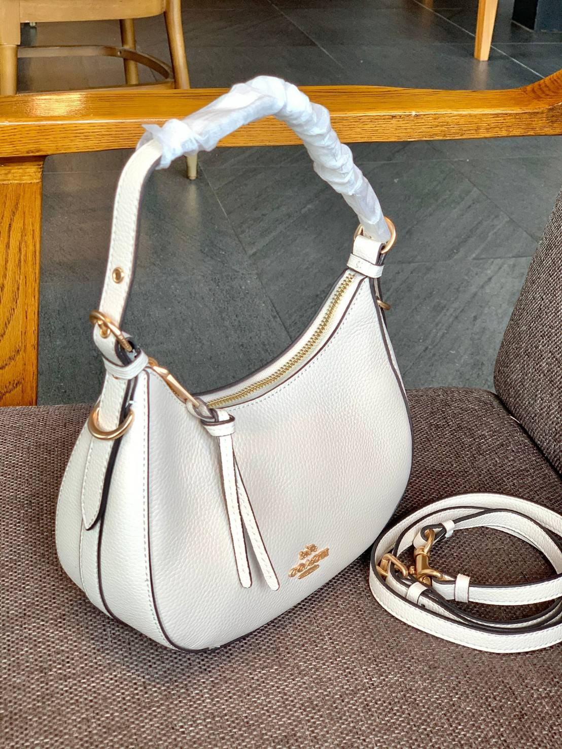 COACH KLEO HOBO BAG ((C7257//C6809//C6807)) พร้อมส่ง คุณภาพเกินเบอร์เลยจ้าา จำนวนจำกัด! กระเป๋าคล้องไหล่หรือสะพายข้างได้ Hobo รุ่นใหม่ล่าสุด ดีไซด์รูปทรงให้ดูเรียลขึ้น หนังแท้นิ่มสวย เปิดปิดกระเป๋าแบบซิปมีหนังห้อยลงมา ภายในกระเป๋าสามารถใส่กระเป๋าเงินใบยาว