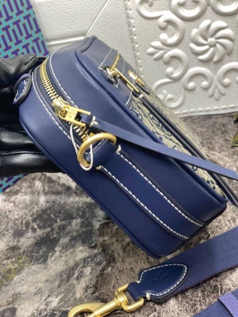 TORY BURCH T MONOGRAM JACQUARD CAMERA BAG การออกแบบที่เรียบง่าย แต่ยังคงความหรูหราเอาไว้ โดดเด่นด้วยลวดลาย T Monogram