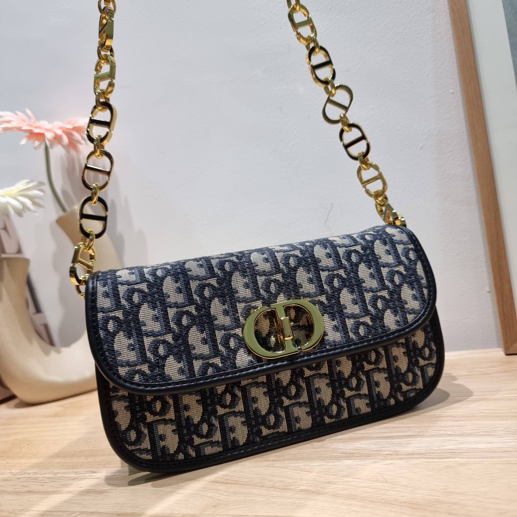 DIOR 30 MONTAIGNE AVENUE BAG สวยหรู ดีเทลแพง ต้องยกให้ไอเท็มนี้เลย กับกระเป๋าสะพายข้าง