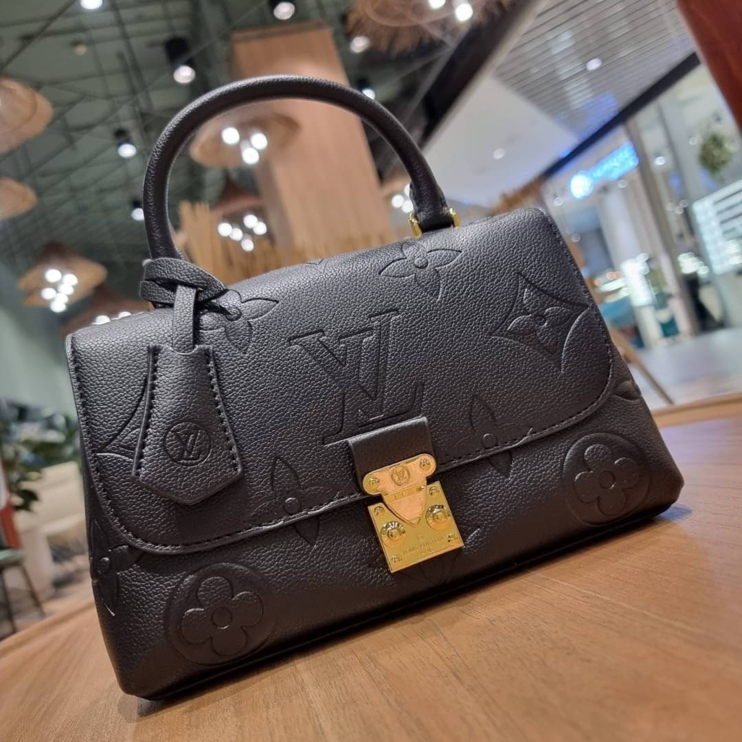 VIP 🥂 LV MADELEINE BAG ใหม่ล่าสุด อีกหนึ่งรุ่นคลาสสิคหายาก ที่สาวๆรอคอย กระเป๋าถือ/สะพายข้าง ดีไซน์เรียบง่าย แต่เต็มไปด้วยดีเทลความหรู วัสดุหนังวัวปั๊มลายเอกลักษณ์ เปิด‐ปิดด้วยอะไหล่กดล็อคสีทองหรู และมีพวงหนังห้อยพิเศษแถมมาให้ด้วย ภายในแบ่งสัดส่วน
