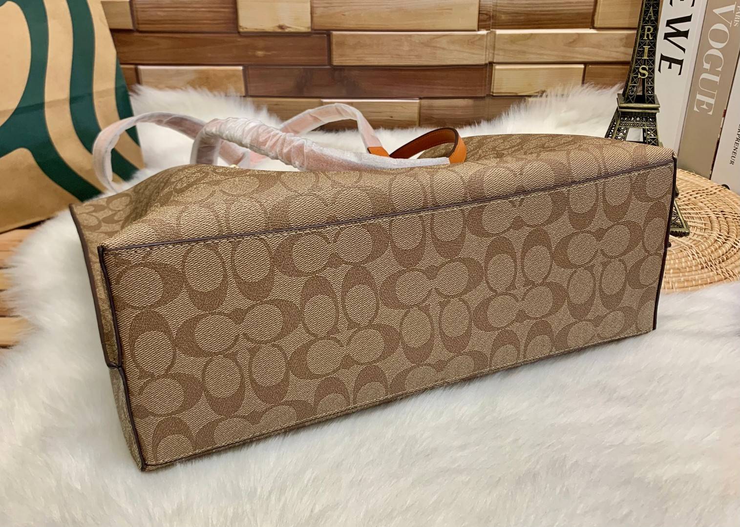 COACH MOLLIE TOTE IN SIGNATURE CANVAS ((1665)) พร้อมส่งอีกครั้ง ห้ามพลาดค่า! กระเป๋าหิ้ว//คล้องไหล่ ใบใหญ่ ทรงTote หนังแท้นิ่มอย่างดีค่ะ ภายในแบ่ง2ช่องใหญ่ สามารถใส่ A4ได้เลย ช่องกว้างมากๆ มีช่องกระเป๋าซิปกลางให้ใส่ของอีกช่องนะคะ