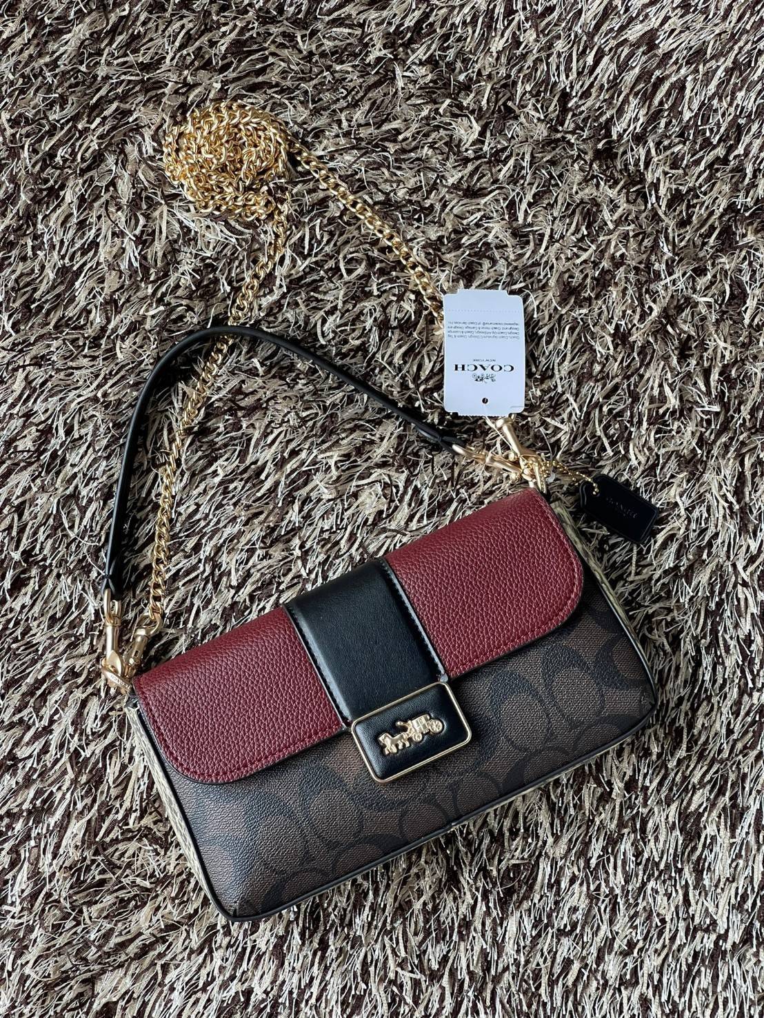 Coach grace series carriage logo handbag slingbag shoulderbag F2232 กระเป๋ามาพร้อมดีไซน์ที่ดูหรูหรา มีเอกลักษณ์เป็นที่จดจำได้ง่าย รวมถึงมีสีสันให้เลือกหลากหลายจึงครองใจสาว ๆ ได้ไม่ยาก โดยกระเป๋าออกแบบให้มีลักษณะเป็นกระเป๋าสะพายไหล่ทรงเหลี่ยมสุดคลาสสิก ที่