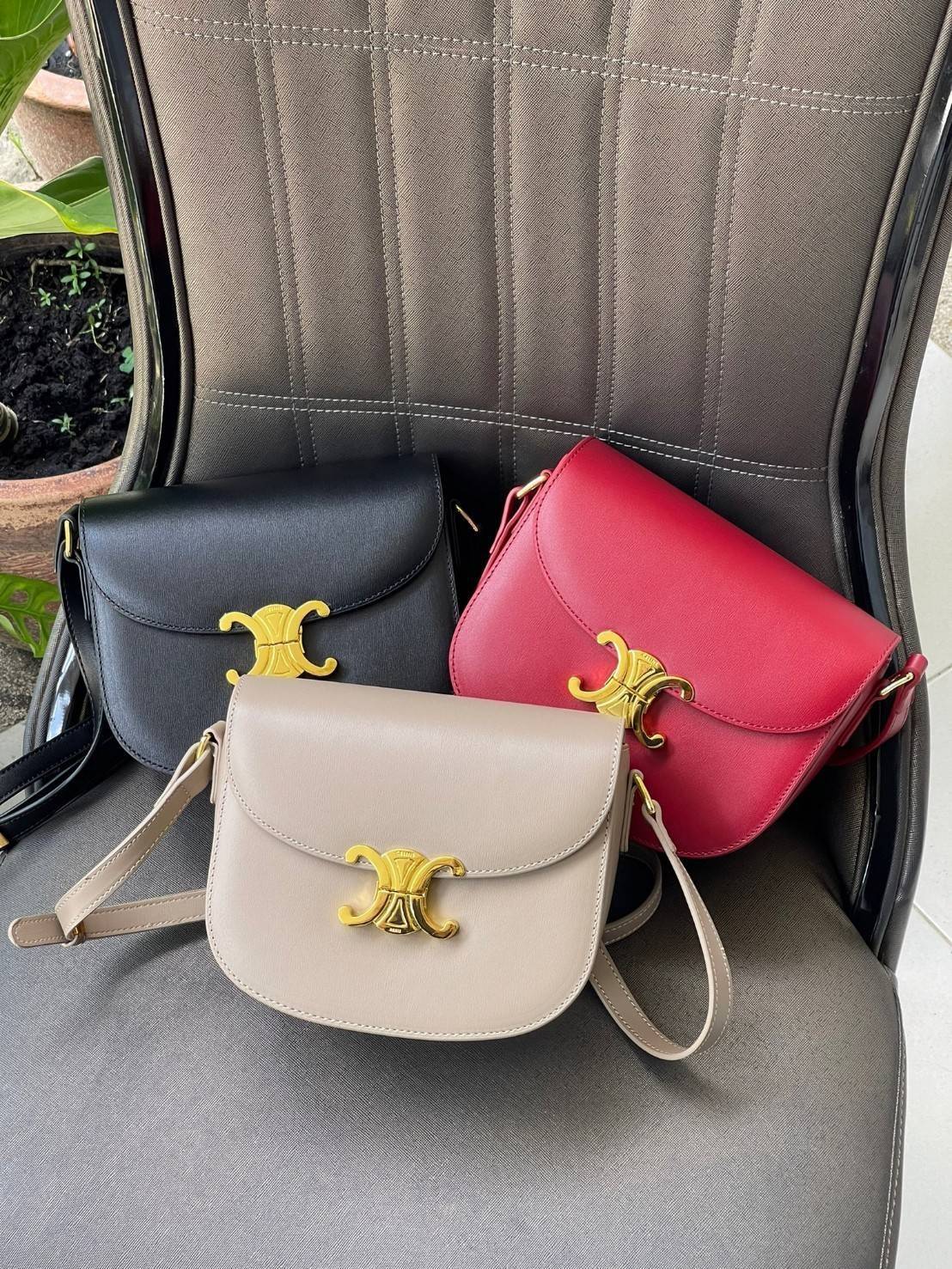 VIP 🥂 CELINE TEEN BESACE TRIOMPHE IN SHINY กระเป๋าสะพายคาดลำตัวรุ่นนี้นับว่าเป็นกระเป๋าอีกหนึ่งรุ่นในซีรีส์ Triomphe ที่ได้รับความนิยมอย่างมาก ด้วยรูปร่างทรงโค้งมนมีความคลาสสิกตามแบบฉบับของ Celine เพิ่มความหรูหราและโดดเด่นด้วยการตกแต่งด้วยโลโก้โลห