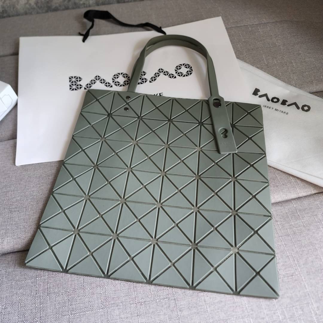 BAO BAO ISSEY MIYAKE LUCENT ONE-TONE กระเป๋า Bao Bao จากแบรนด์ดัง Issey Miyake แบรนด์แฟชั่นจากประเทศญี่ปุ่น ซึ่งมีสินค้ามากมายไม่ว่าจะเป็นเสื้อผ้า นาฬิกา น้ำหอม และที่ขาดไม่ได้นั่นก็คือ กระเป๋า Bao Bao ที่มีความพิเศษในเรื่องของวัสดุและดีไซน์ที่ครองใจสถาปน