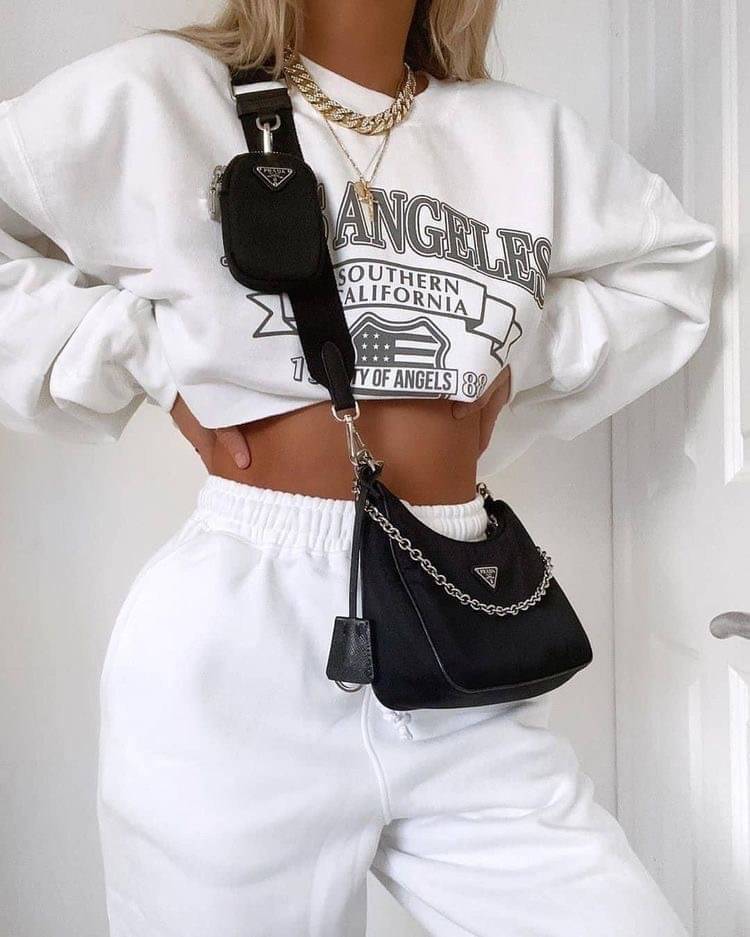 BEST SELLER!! **กำลังมาแรงมากค่ะ กับแบรนด์ PRADA ใบเดียวคุ้มมากค่ะ อุปกรณ์ ครบชุด **ซื้อ1ได้ถึง3ไอเท็ม ทั้งสายยาว และกระเป๋าใส่เหรียญ และป้ายแท็คหนัง อย่างดี **อะไหล่ปั้มแบรนด์แท้ทุกจุด วัสดุทำจากผ้า Nylon อย่างดี กันน้ำได้ อยู่ทรงสวย สามารถใส่กระเป๋าตังค