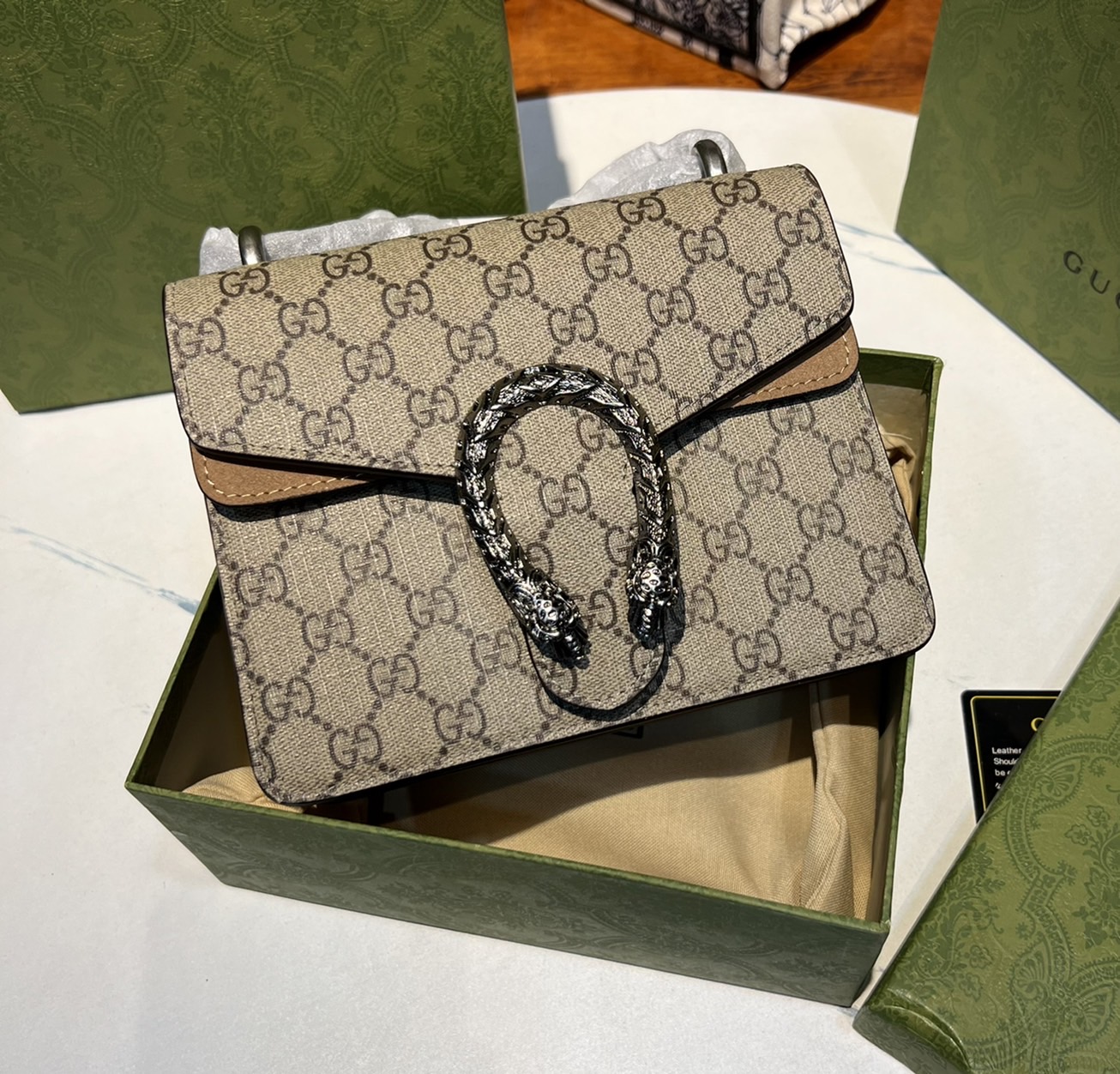 20CM / 7.5" หนังแท้ GUCCI Dionysus GG Supreme mini bag ฮอตไอเท็ม รุ่นนี้ขายดีขายหมด สวยหรู คุณหนู ผู้ดีมาก!! นานๆ มาจะมาน้าา รุ่นหายากค่ะ กระเป๋าสะพายข้าง ดีไซน์อยู่ทรง ขนาดกำลังสะดวกใช้สำหรับสาว วัสดุหนังแท้เต็มใบ ภายในแบ่งสัดส่วนได้เป็นอย่างดี งานจ