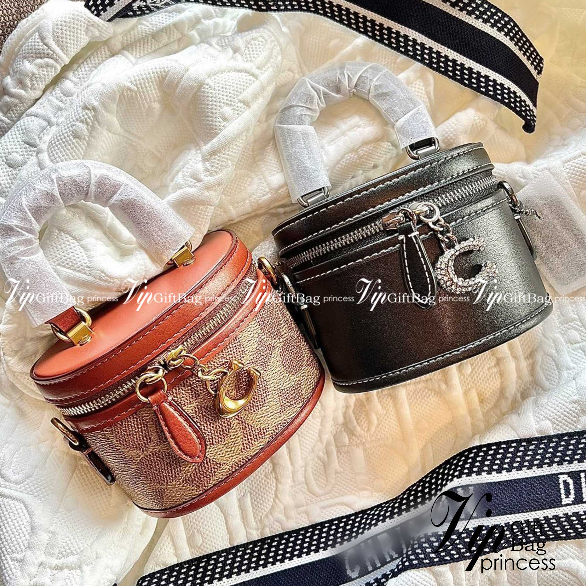 COACH TRAIL CROSSBODY 12 IN SIGNATURE CANVAS CE768 // CE769 มอบเป็นของขวัญปีนี้ รุ่นนี้ต้องเข้าแล้วล่ะคะ พร้อมส่งที่ไทยจำนวนจำกัด! ได้ล๊อตเปิดตัวราคาดีสุดมาค่ะ🎁มอบทันใช้ในช่วงเทศกาลปีใหม่นี้กันค่าา สวยไร้ที่ติ ✔️กระเป๋าใส่ของจำเป็นจุกจิก หน