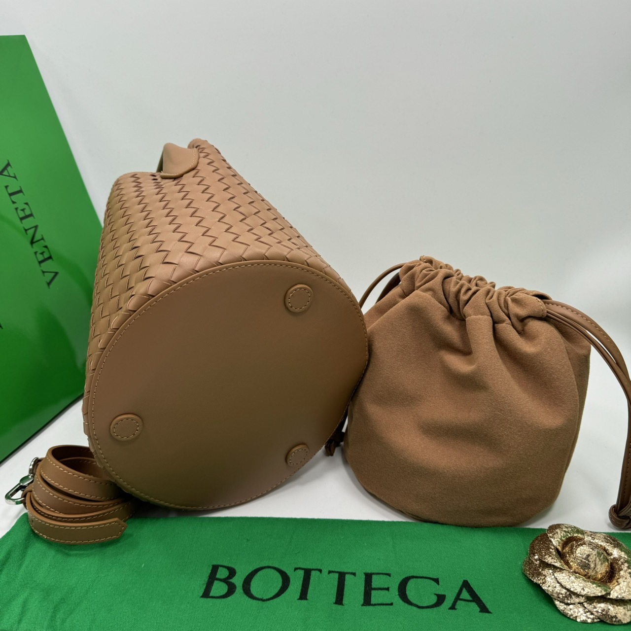 BOTTEGA MINI CABAT LEATHER TOTE BAG 19cm กระเป๋าสะพายขนาดมินิ พร้อมใบลูก ดีไซส์สานเป็นเอกลักษณ์ หนัง nappa นิ่มสวยงาม