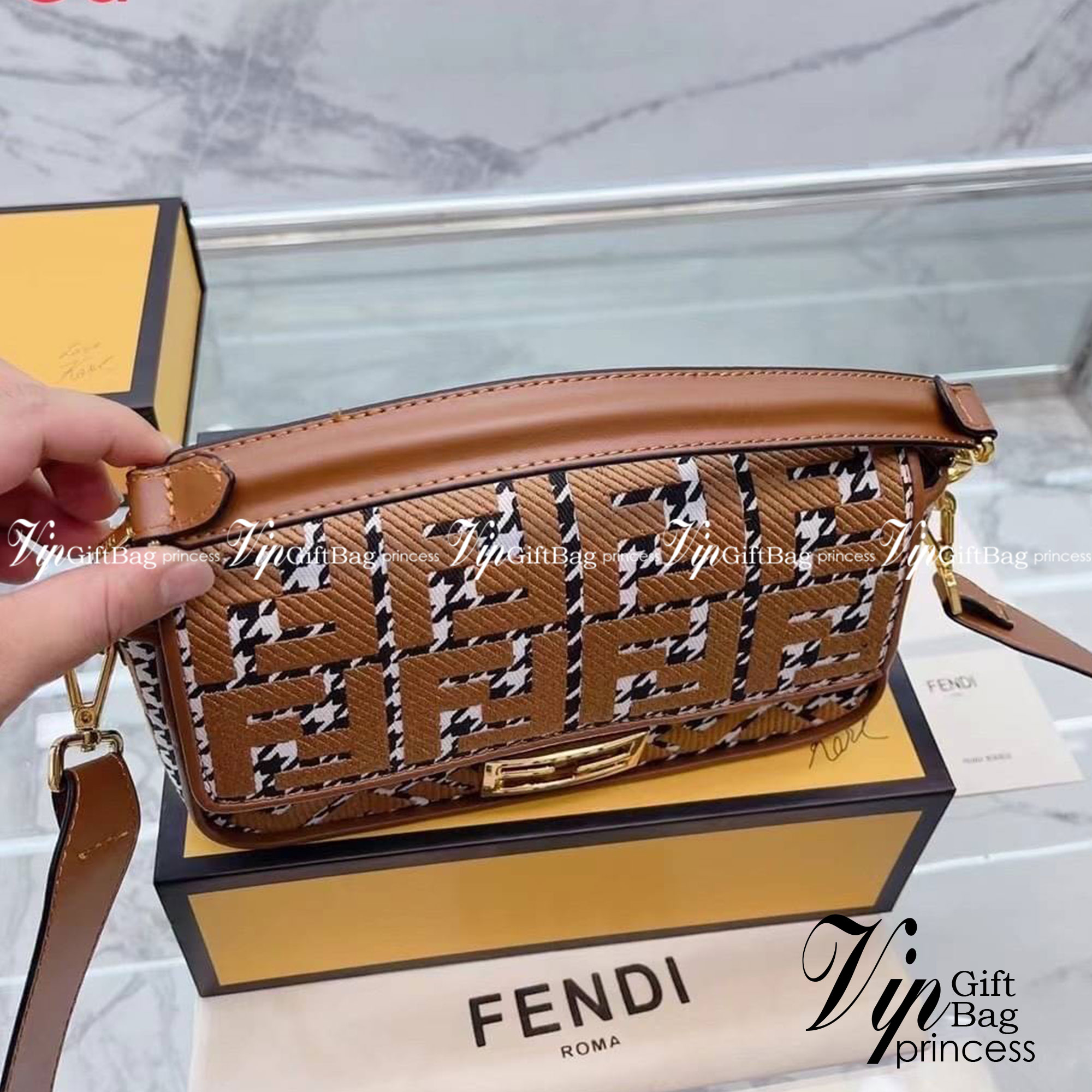 FENDI Baguette Brown houndstooth wool bag with FF embroidery / fendi baguette fabric bag กระเป๋าสะพายเฟนดิ งานจริงสวยมาก พร้อมสายสะพาย 2 เส้น ถอดได้ งานปั้มทุกจุด วัสดุคุณภาพดี แนะนำ ไม่ผิดหวัง มีจำนวนจำกัดนะคะ ภาพถ่ายจากงานขายจริง ใช้งานต่างประเทศได้