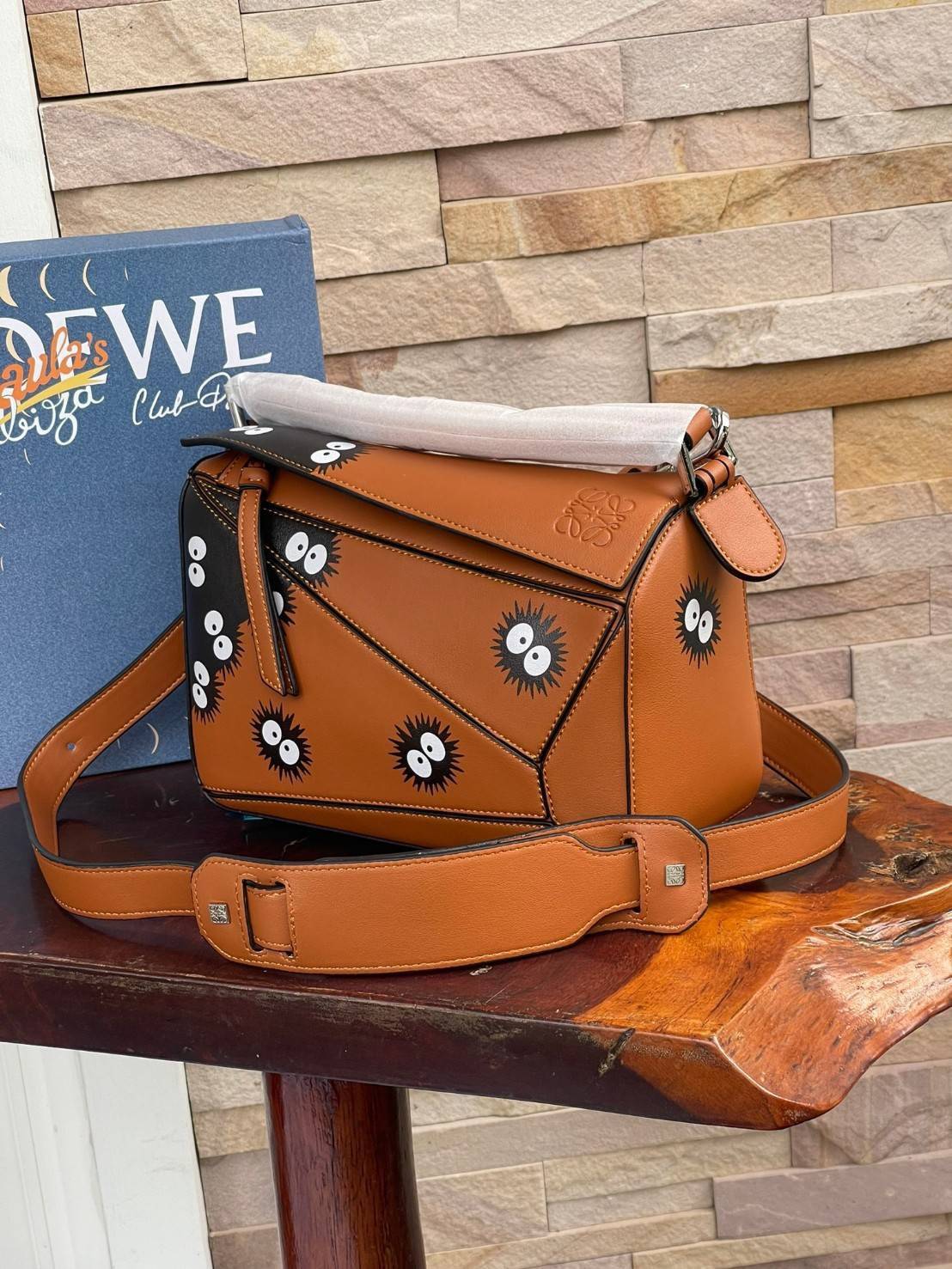 Loewe X My Neighbor Totoro Puzzle bag การร่วมงานสุดคิวท์ที่น่าจับจอง สำหรับใครที่ชื่นชอบการ์ตูนแอนิเมชั่นญี่ปุ่นอย่าง My Neighbor Totoro การออกแบบคาแร็กเตอร์ที่ใครๆ ต่างก็บอกว่าน่ารัก ล่าสุดก็เป็นที่น่าตื่นเต้นอีกครั้ง เมื่อสตูติโอดังได้เปิดตัวการร่วมงานก