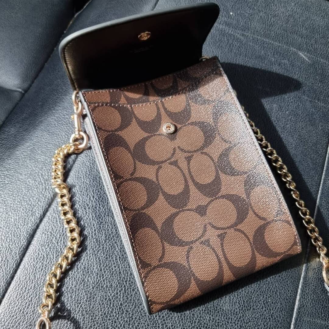 COACH RACHEL PHONE CROSSBODY IN SIGNATURE CANVAS พร้อมส่ง กระเป๋าสะพาย case phone ต้องมา ให้คุณพกพา gadget ล้ำไปได้ทุกที่ ใส่โทรศัพท์มือถือได้ทุกรุ่น ดีไซน์ใหญ่กว่าเดิม