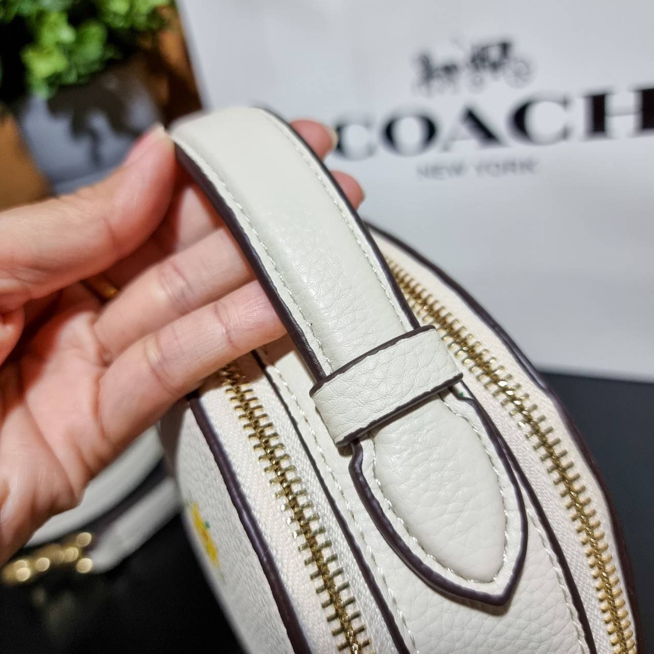 COACH C4252 SERENA SATCHEL WITH WILD MEADOW PRINT อีกหนึ่งคอลเลคชั่นตัวท็อป ที่ขายได้ตลอดปี ดีไซน์ใหม่ล่าสุด สไตล์คุณหนู ลุคหวานๆ กระเป๋าสะพายข้าง สวยอยู่ทรง สะพายขับผิวเป็นที่สุด วัสดุหนัง pepble สัมผัสนิ่ม เปิด-ปิดด้วยซิป 2 ช่องหลัก ภายในเป็นช่องโล่ง เก