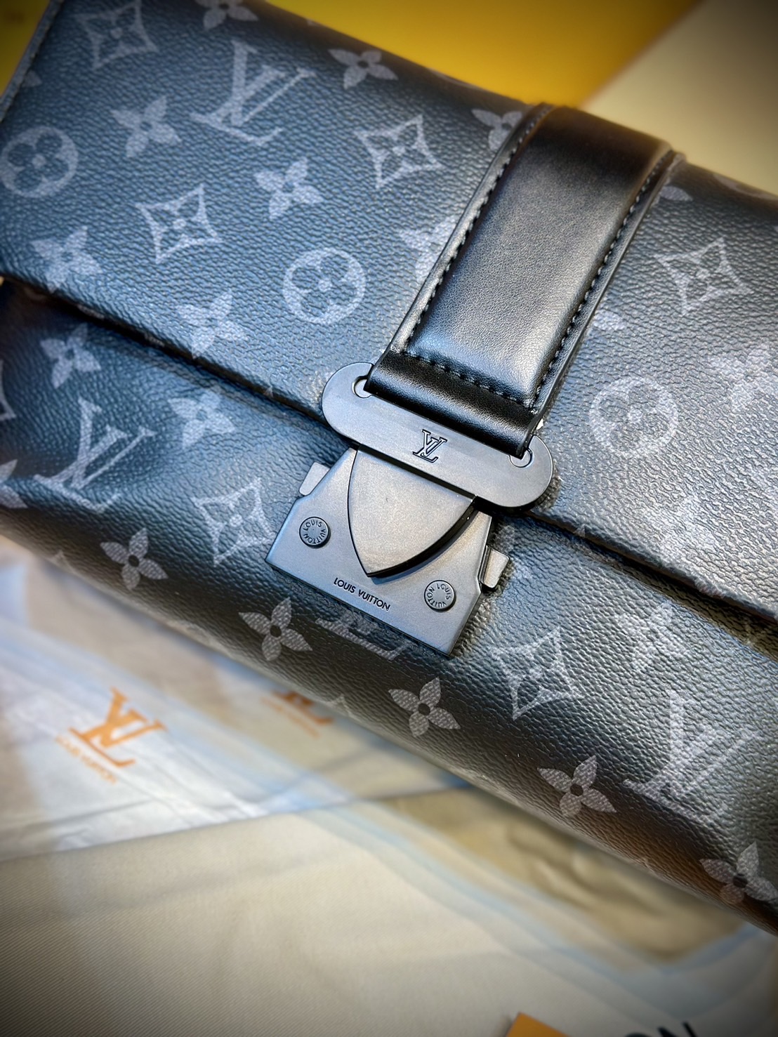 พร้อมส่ง 3 สี LV S-Cape Messenger Monogram Eclipse / LV Messenger Bag กระเป๋าทรงแมสเซ็นเจอร์ แบบคลาสสิกสวยงามเป็นเอกลักษณ์ เกรดออริ