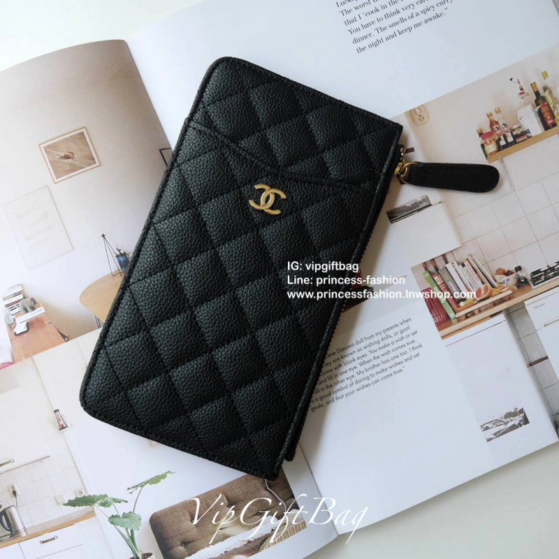 พร้อมส่งที่ไทยแล้วค่ะ♡♡ **สำหรับคนชอบพกน้อย **กะทัดรัด แนะนำรุ่นนี้คะ งานพรีเมี่ยมกิ้ฟท์จากเค้าเตอร์ต่างประเทศ กระเป๋าสตางค์ทรงสวย สะดุดตา หนังสัมผัสลายด้าน จากแบรนด์ CHANEL (GWP) ด้านหน้ามีโลโก้แบรนด์ CC สีทองหรู **อะไหล่สีทองทั้งใบ มีช่องซ