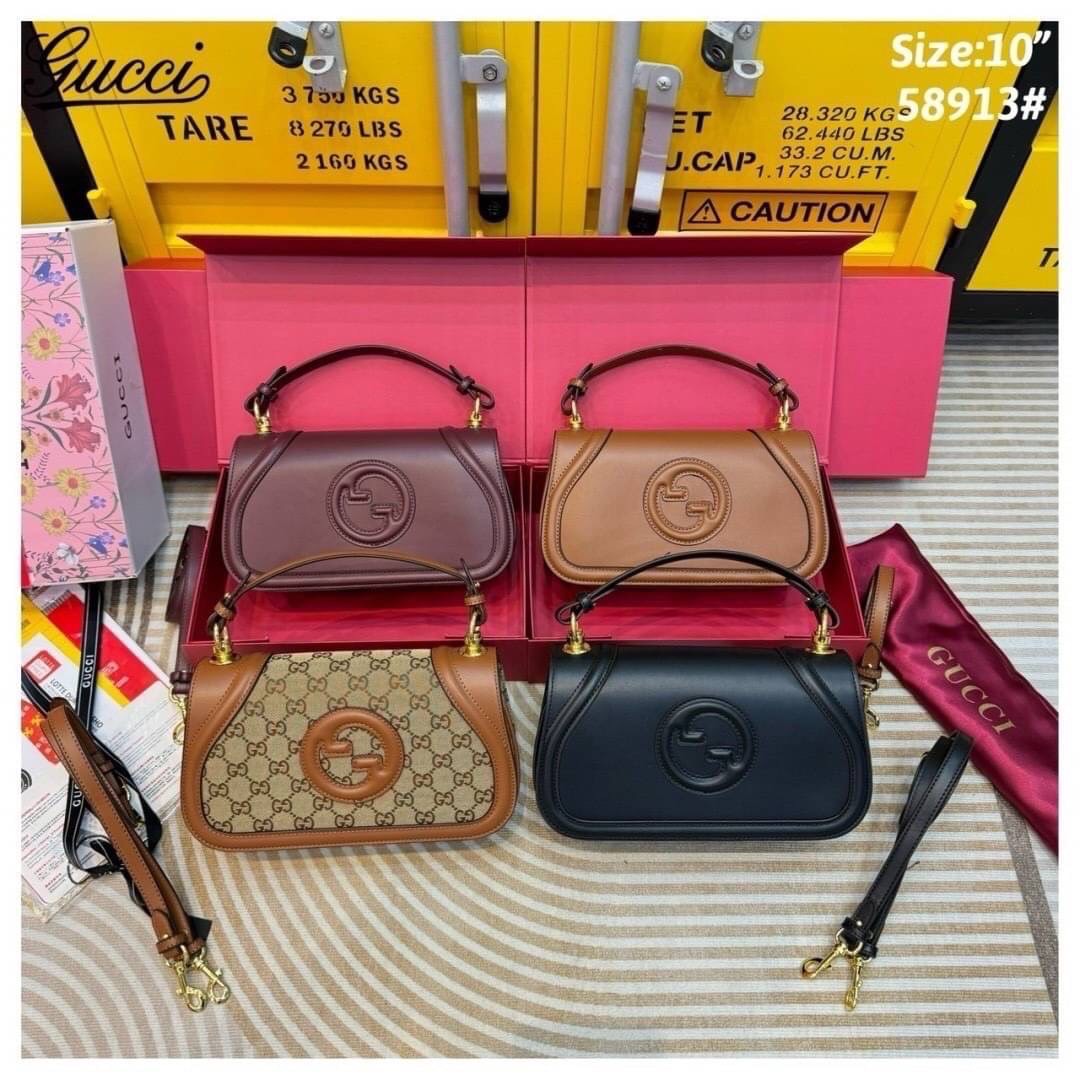 Gucci Blondie small top handle bag กระเป๋าสะพายรุ่นใหม่สุดไอคอนนิก ดีไซน์วินเทจยุค 70 เป็นความหรูหราที่สามารถใช้งานได้จริง เหมาะอย่างยิ่งสำหรับตู้เสื้อผ้าของสาวๆยุคนี้ ดาวเด่นดวงใหม่ของแบรนด์ ควรมีมากๆ ค่ะ