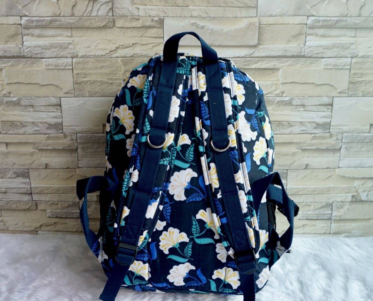 KIPLING BACKPACK K502 กระเป๋าเป้สะพายใบใหญ่ จุของได้เยอะมากๆ วัสดุ nylon + polyestor% กันน้ำ ด้านหน้ามี ช่องใส่ของจุกจิก ช่องซ้ายขวา ช่องหลักเปิดปิดด้วยซิป ภายในแบ่งเป็นสัดส่วย มีช่องแยกใส่ Laptop ใบขี้ขะได้เยอะ จะใช้ไปเรียน ไปนิมหรือท่องเที่ยวก็ตอยโจทย์ค