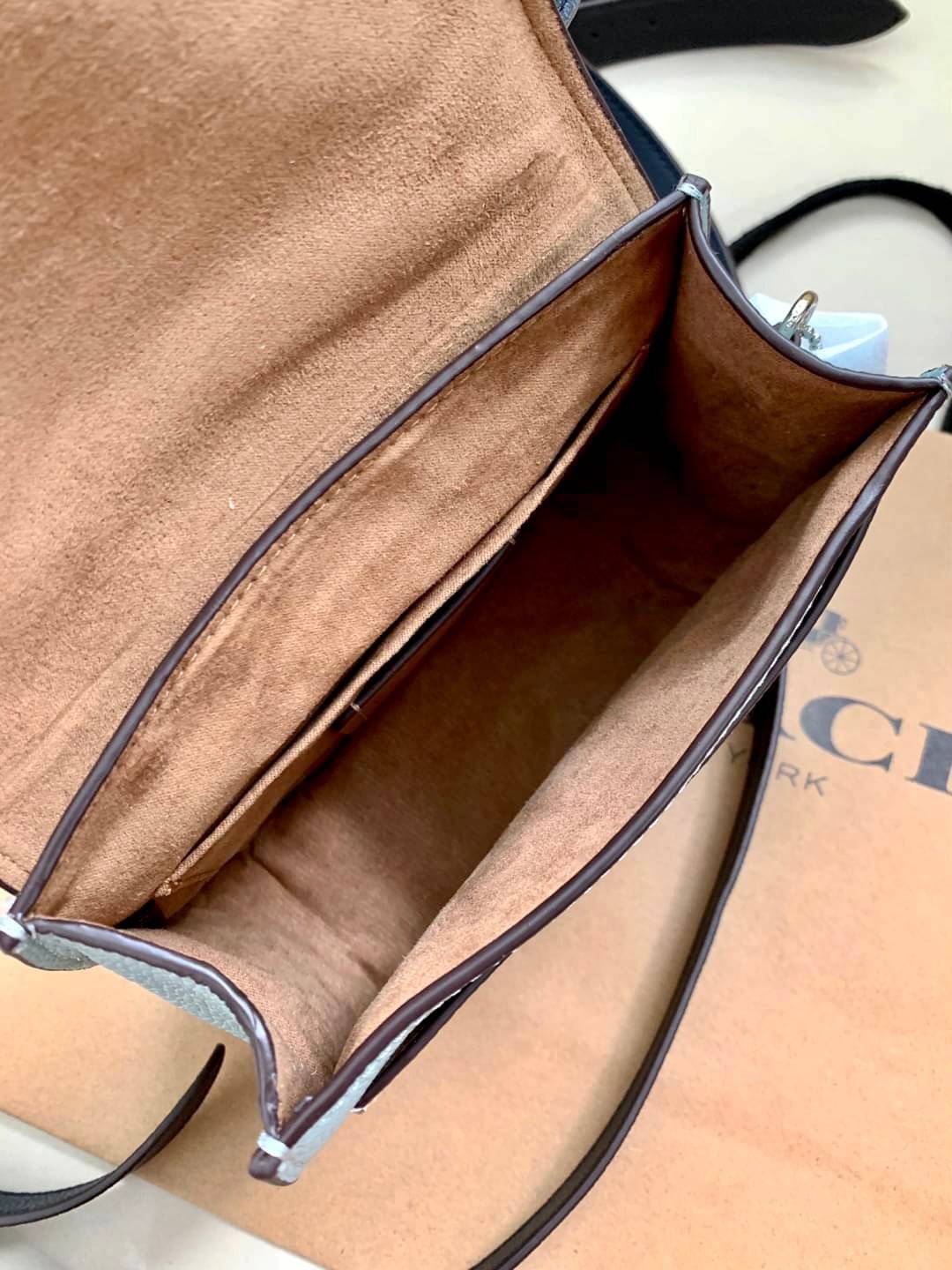 OUTLET 】COACH REMI SADDLE BAG IN COLORBLOCK ((1330)) รุ่นแนะนำ คลาสสิคน่าใช้มากๆ วัยใสๆใช้ดีค่ะ 😘 พร้อมส่งที่ไทยอีกครั้ง! กระเป๋าสะพายข้าง//ครอสบอดี้ร์//หรือทบเป็นสายคู่สะพายไหล่ได้ค่ะ แล้วแต่ชอบเลยค่ะ! วัสดุหนังแท้ ลายหนังสวยมากๆค่ะรุ่นนี้ หลงรัก