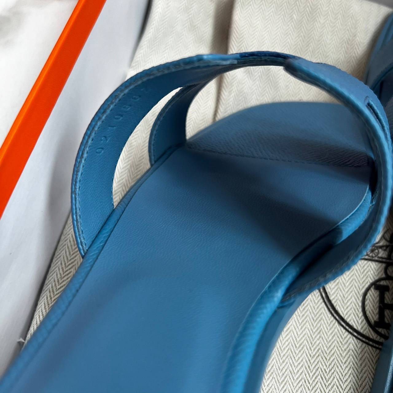 หนังแท้ Hermes sandal Epsom leather รองเท้าแตะงานสั่งตัตใช้สลับแท้ เกรดออริจินอล 1:1 เกรดเหมือนสุด มี series code ทุกคู่ งานตัดเย็บปราณีตละเอียด ใส่สบาย ไม่ลื่น ใช้ทนนาน เกรดนี้คุ้มมาก ไม่ผิดหวังค่ะ ภาพสินค้าถ่ายจากงานขายจริง ใช้งานต่างประเทศได้