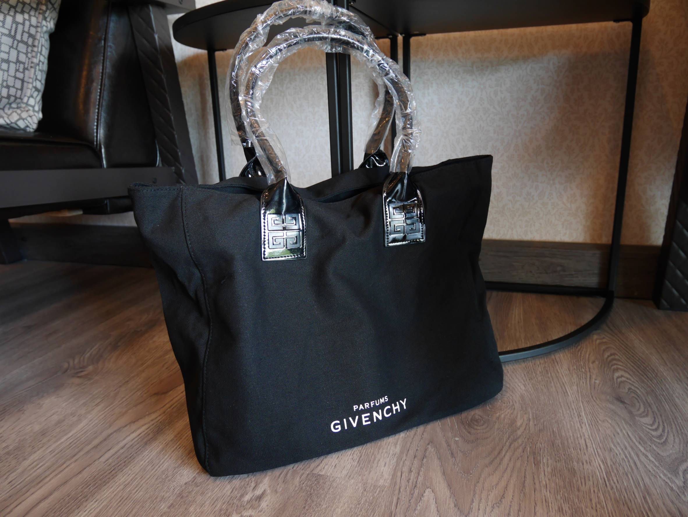 Givenchy canvas tote Perfume bag แท้ 100% จากเคสเตอร์น้ำหอม GIVENCHY ตัวกระเป๋าทำด้วยผ้า ด้านในบุผ้าลื่น สกรีนโลโก้เต็มใบ หูหนังแก้วจับสบายมือ จุของได้เยอะ ใส่ Mac book / A4 ได้สบายคะ จะะพายไปเรียนหรือแมชต์กับกางเกงขาสั้นชิลๆ ใบนี้แนะนำคะ!