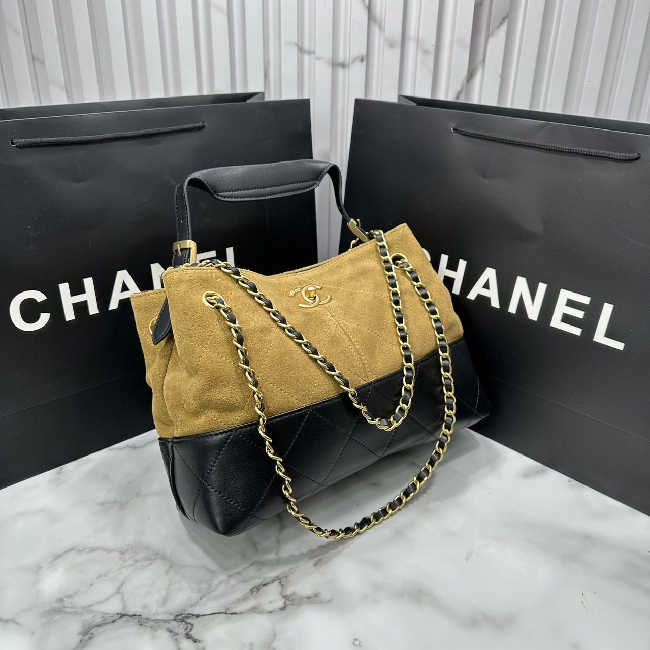 ORI หนังแท้ | CHANEL Shopping Bag 25A Suede Bag กระเป๋าช้อปปิ้งทรงโท้ทหนังกลับสีทูโทน ในคอล Métiers Dart 2024/25 ดีไซน์ใหม่หนังกำมะหยี่โทนน้ำตาล ใช้งานง่าย