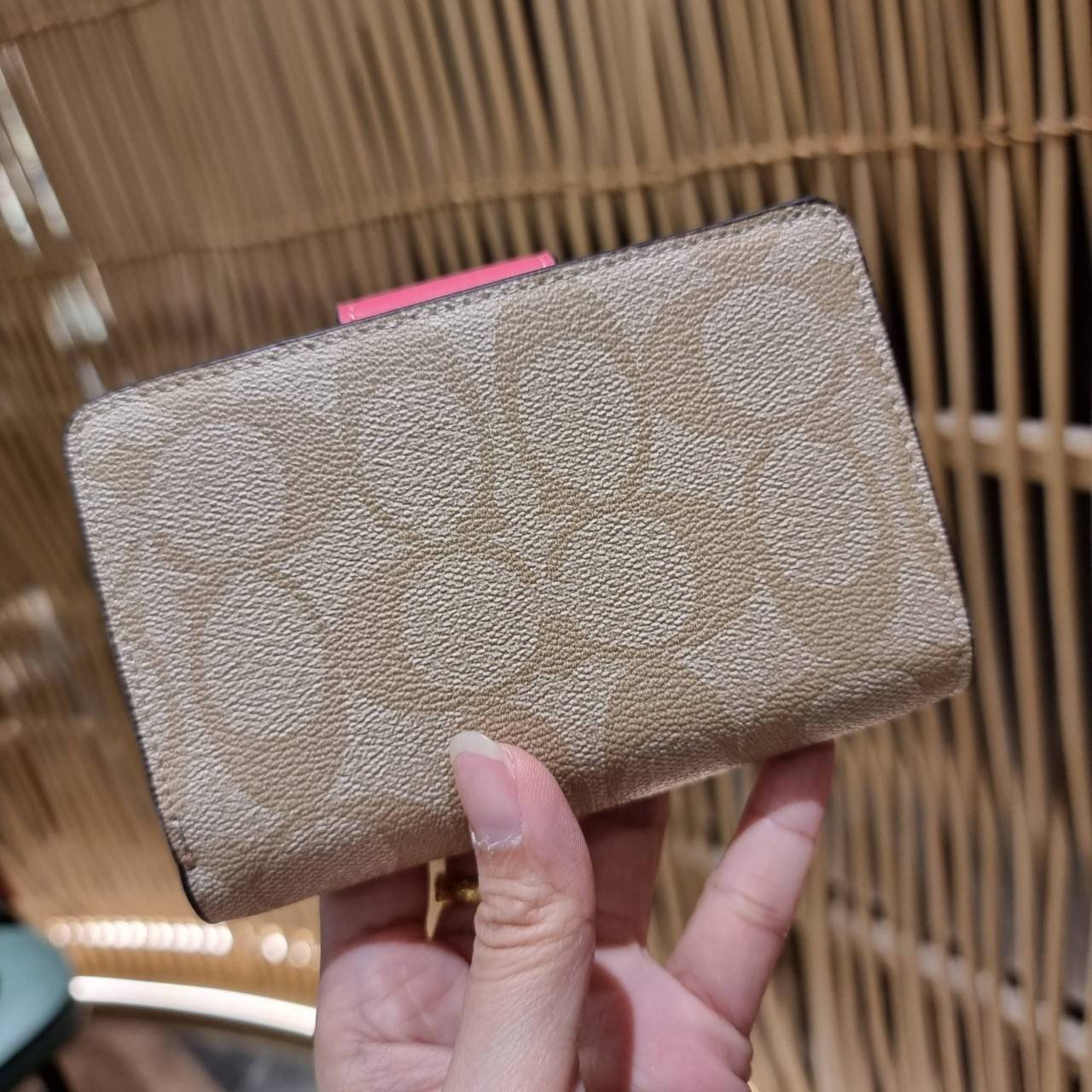 COACH C0082 MEDIUM CORNER ZIP WALLET IN SIGNATURE CANVAS ดีไซน์ใหม่ล่าสุด!! กระเป๋าสตางค์ใบกลาง 👛 ขนาดกำลังเหมาะมือ วัสดุหนังแคนวาสเคลือบลาย ดูแลรักษาง่าย มีช่องใส่บัตรและธนบัตรครบ และช่องซิปแยกไว้ใส่เหรียญ ครบเซ็ทแบบนี้เหมาะส่งต่อเป็นของขวัญที่สุ