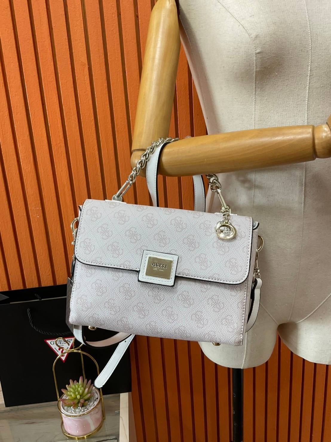 ราคาปังปิ๊นาศ (!!) มากแม่ 💕 GUESS Candace Top Handle Flap Bag กระเป๋าสะพาย Crossbody / คล้องแขน ถือออกงานได้ ทรงน่ารัก จากแบรนด์ GUESS สวยอยู่ทรง ขนาดกำลังดี น้ำหนักเบา ด้านหน้ามีโลโก้แบรนด์อะไหล่ทอง มีอะไหล่โซ่ห้อยด้านหน้าสามารถคล้องแขนและถือได้ 