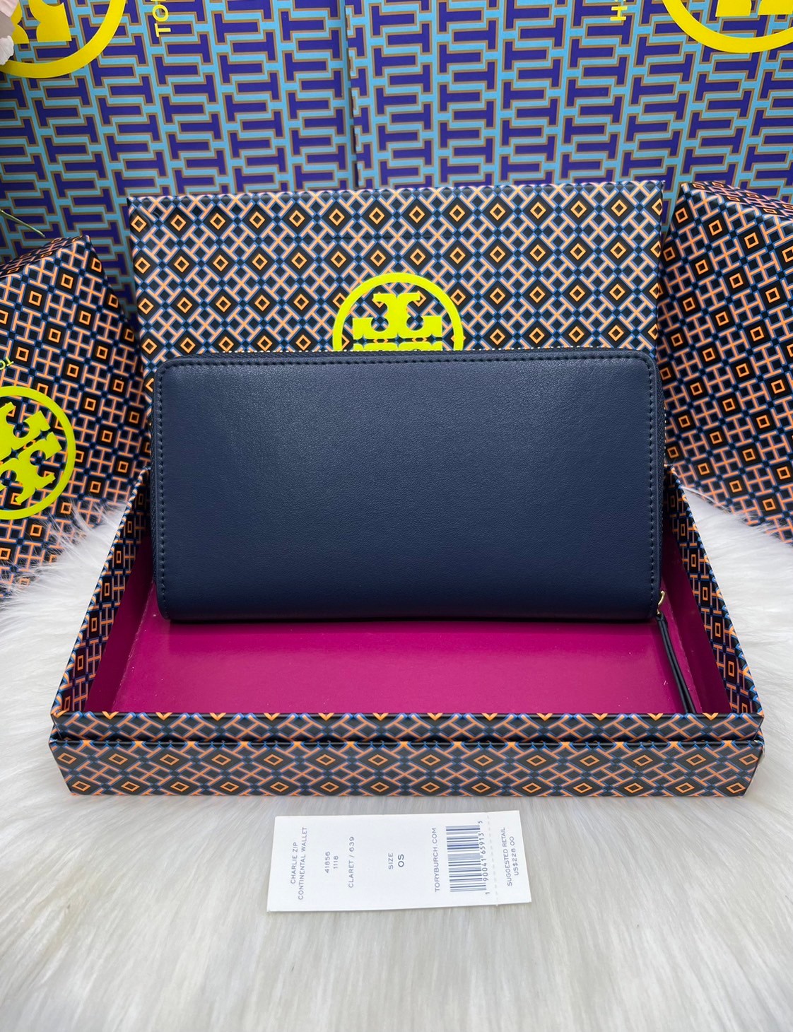 Tory Burch Charlie Zip Continental Wallet / Tory Wallet พร้อมส่ง กระเป๋าสตางค์ใบยาวสุดคลาสสิก ยังความเรียบหรูดูแพงด้วยโลโก้ด้านหน้า เป็นกระเป๋าสตางค์ทรงยาว ที่สามารถใส่บัตรได้หลายใบ