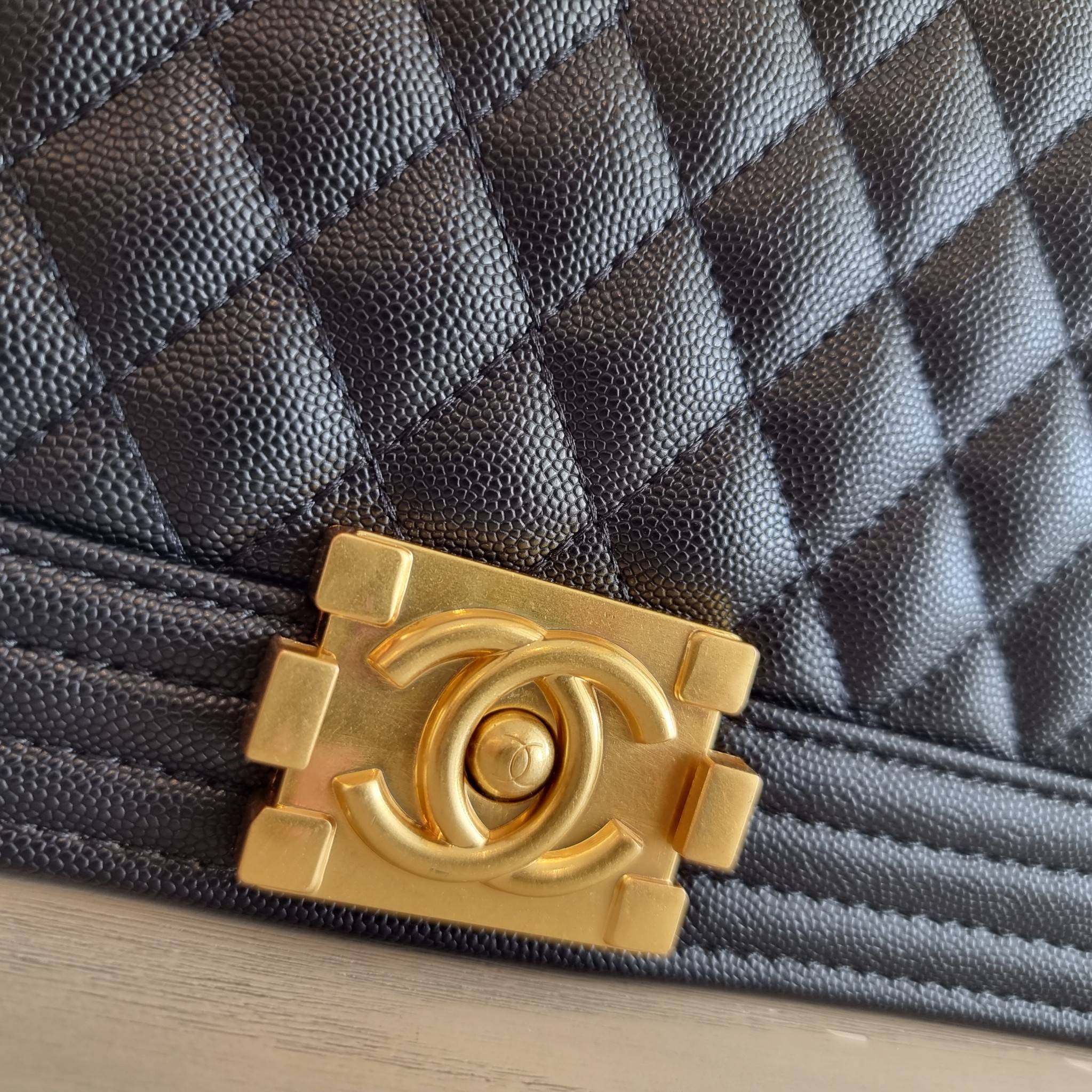 Chanel Boy 10" พร้อมส่งที่ไทย รุ่นสุดฮอต อะไหล่สีทองสุดหรู วัสดุหนังลายคาร์เวีย ทรงคลาสสิคที่สาวๆห้ามพลาด!! ในราคาสุดคุ้ม เปิด-ปิดกระเป๋าด้วยตัวล็อค ภายในโล่งกว้าง ไซส์ใหญ่ใส่ของได้เยอะ มีช่องแยกในกระเป๋า มาพร้อมสายสะพายโซ่สลับหนังรองบ่า (ถอดได้-ปรับ