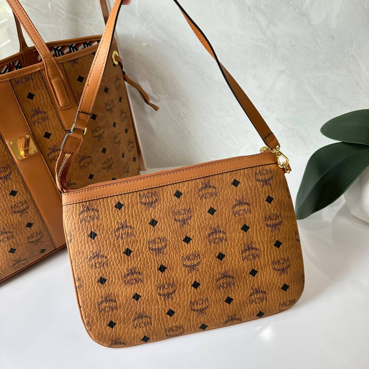 M.C.M MEDIUM REVERSIBLE LIZ SHOPPER IN VISETOS / M.C.M Tote Bag กระเป๋าทรงโท้ทใบใหญ่ เกรดท็อปออริ สลับแท้ 1:1 เกรดดีสุด ใช้ต่างประเทศได้